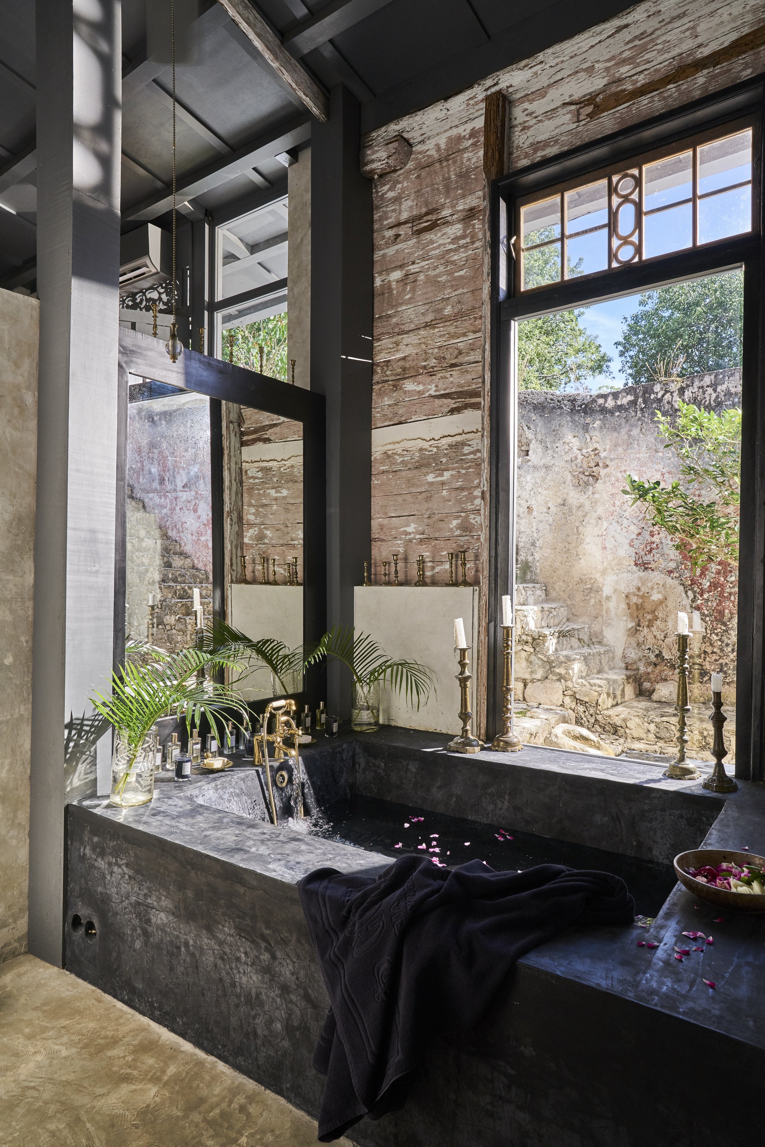 2018_Andrea Gentl_Izamal_Casa de los Santos_Mexico_Hotel_Room_Bathroom_Bathtub_002.JPG