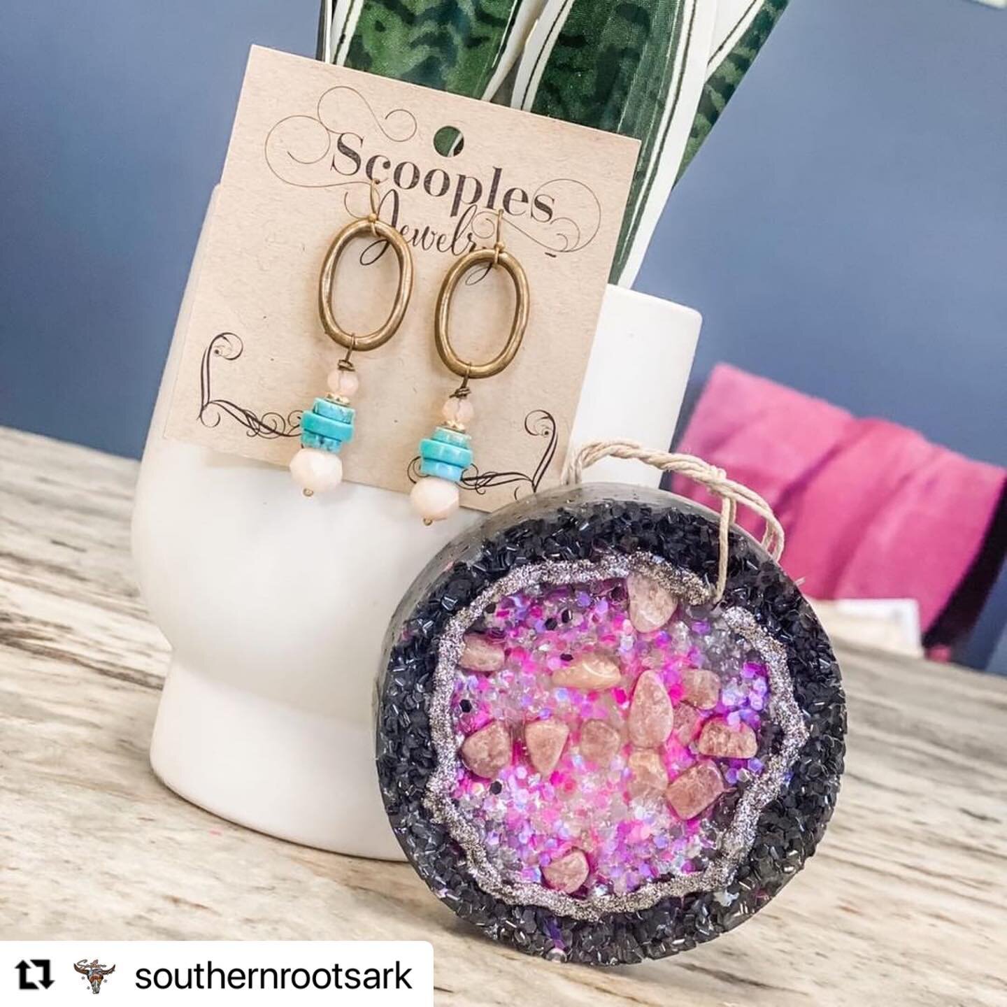 #Repost @southernrootsark with @use.repost
・・・
A geode freshie paired with our favorite @cfrenchscooplesjewelry earrings? Yes please 🤩

Freshie &raquo; https://shopsouthernrootsark.com/products/rose-quartz-geode-freshie?_pos=1&amp;_sid=182cb792c&amp