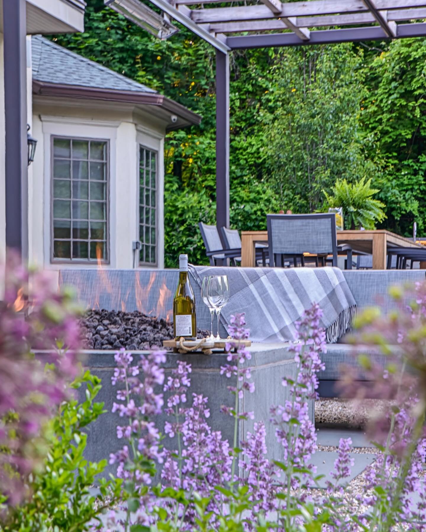 Springtime outdoor firepit, pergola and al fresco dining 
@mrs.rustici 
Photo @jorgeggphotography