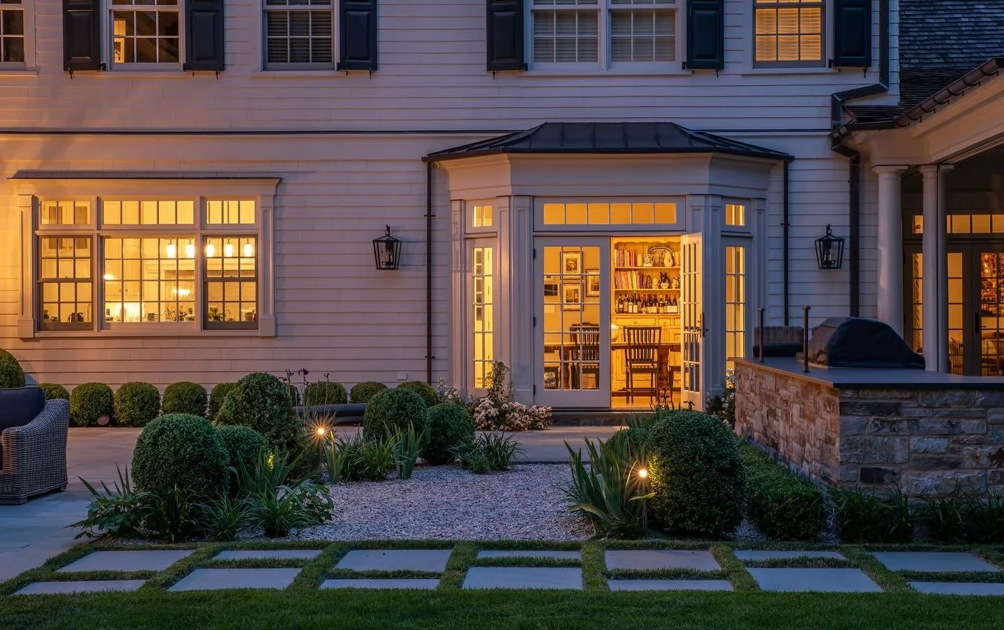 The best part of summer nights: doors wide open, lights glowing, and life flowing outdoors. 🕯️🍷🌳
@jonathanhopk @emateria66 @baker_builders @summerrainsprinklers @thompson_raissis_architects @baker_builders 

Photo @jorgeggphotography

#OutdoorLivi