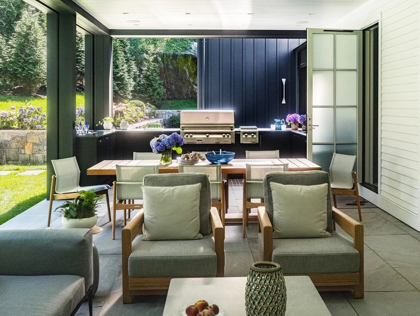 Outdoor living at its finest&hellip;
Even on brisk October day, this covered patio and kitchen bring the warmth of gathering, grilling, and lingering longer outside. 🍂 

Team Credits @la_crab @clarityhome @cds_contracting @moranogroup @alisbergparke