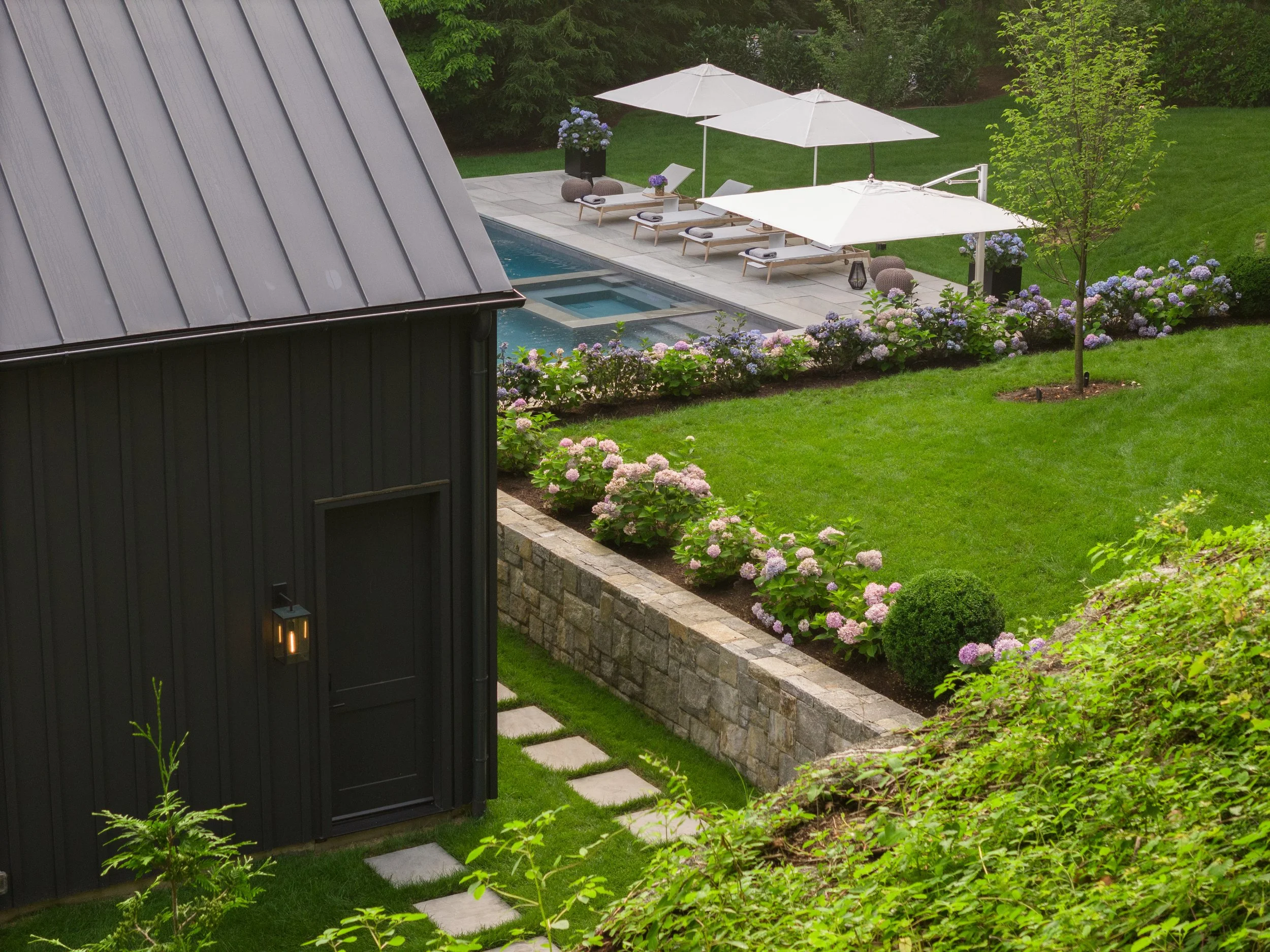 rosaliasanni.com 06-RSD_Modern_Brookside_Sanctuary_lDAs_010.jpg