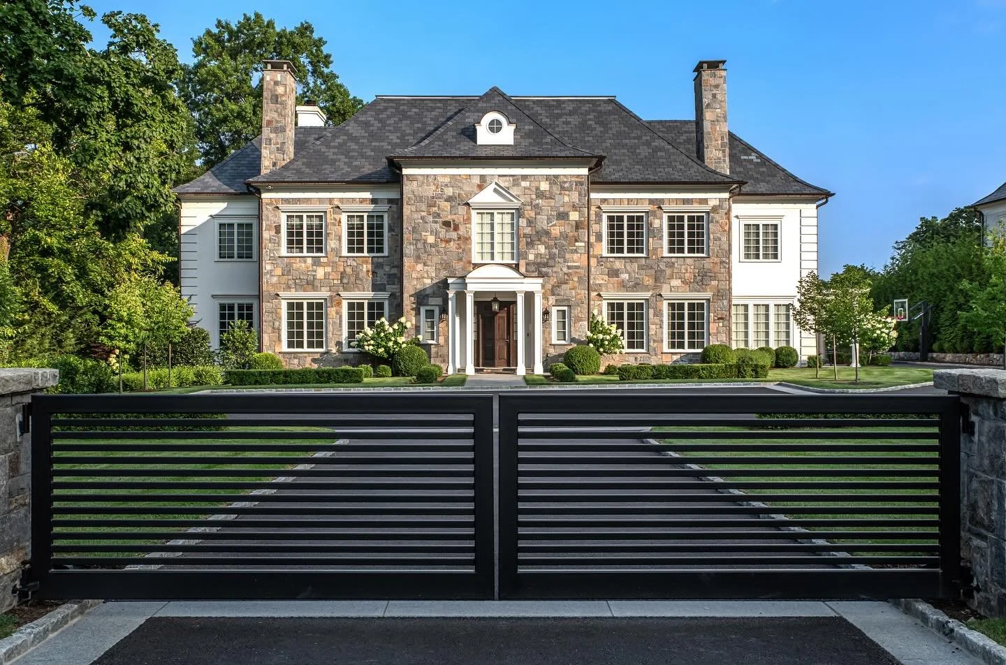 A new entry that sets the tone.
Clean lines, quiet confidence, and a sense of arrival

Team credits  @tcbuildersgc @mrs.rustici 

Photo by @jorgeggphotography 

#LandscapeDesign #ArrivalSequence #EntryDesign #GatedEntry #LuxuryHomes #TimelessDesign #