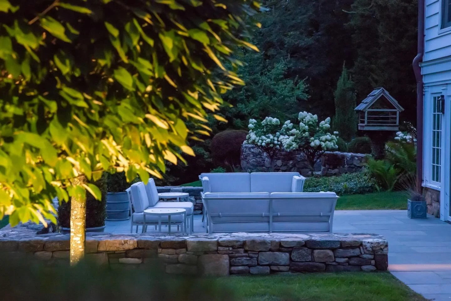 Evening settling in, soft lights glowing, and the garden turning into a quiet outdoor room&mdash;proof that even as the days grow shorter, good lighting beautifully extends the time spent outside.

Team credits  @sandovalslm @robertofernandezlandscap