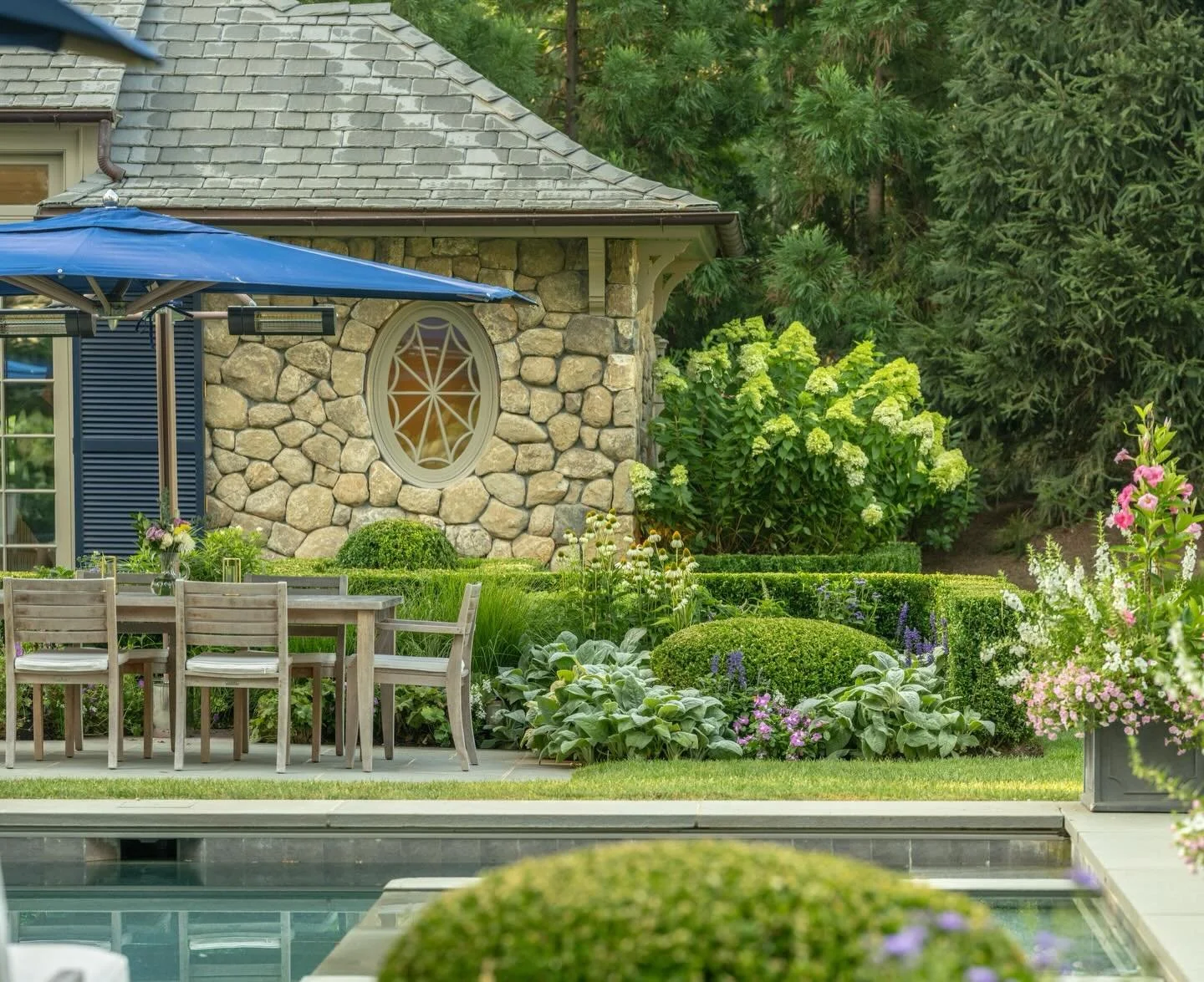 Where clipped form meets cottage bloom.
A garden that feels tailored, lived-in, and full of summer life.

Team credits @burrsalvatore @garrettwilsonbuilders @robertofernandezlandscaping @shorelinepools @summerrainsprinklers @la_crab @gfxsitedev 

Pho