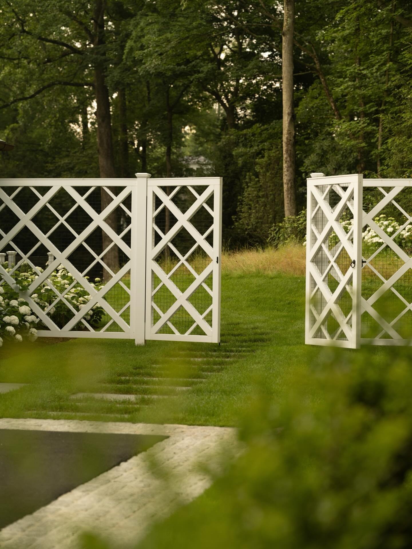 A gentle threshold&hellip;
A fence that protects without feeling closed off&mdash;holding small dogs in, keeping deer out, while the view opens beyond layered plantings to lawn, meadow, and woods.

#LandscapeDesign #GardenDetails #DeerFence #OutdoorL