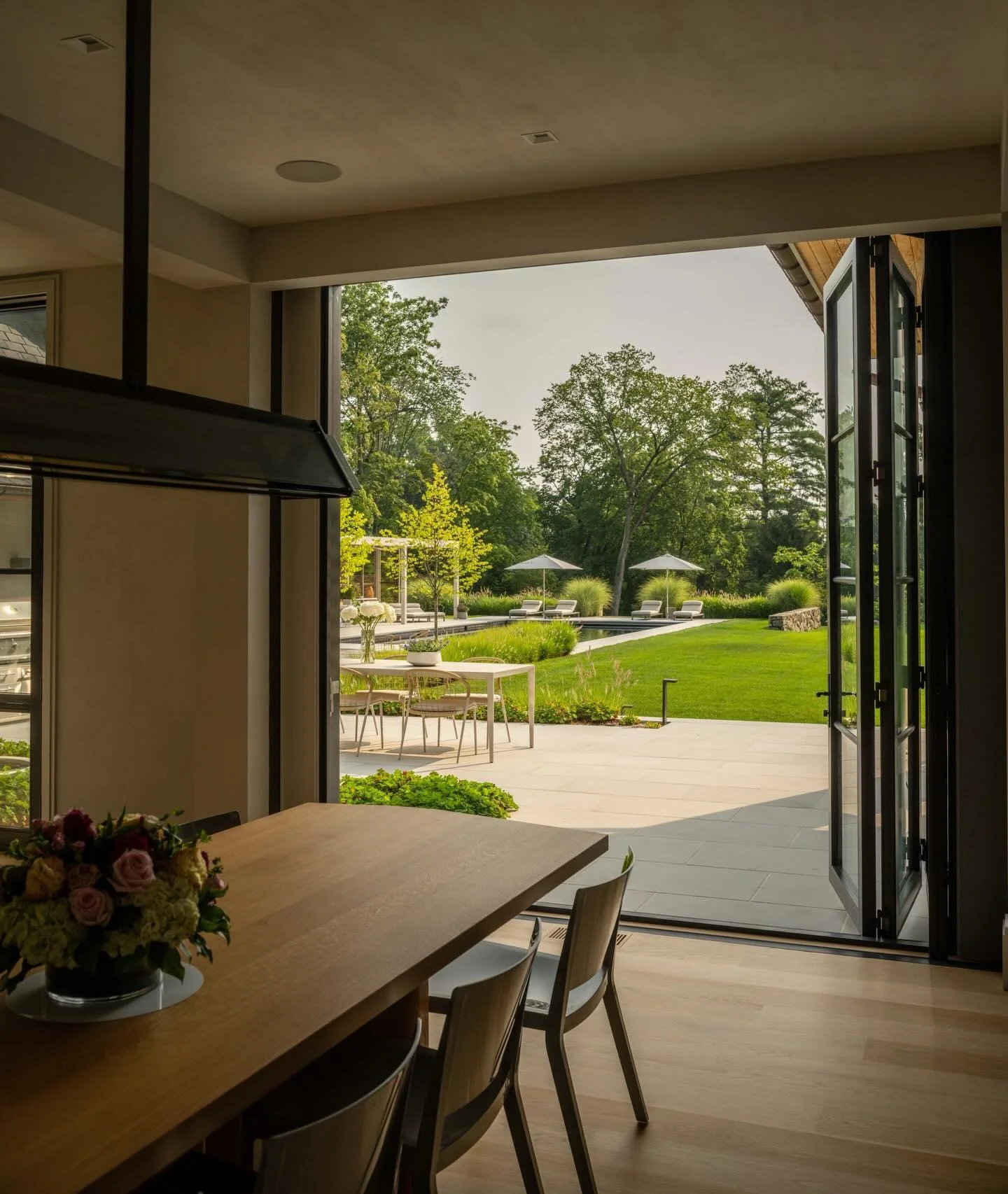 A view that begins inside and unfolds outward. Doors open to terrace, lawn, and pool&mdash;where the garden becomes part of daily life.

Photo @landinophoto 

Team credits @monicafrieddesign @rosamundyoungarchitecture @cumlaudegroup @moranogroup 

#I