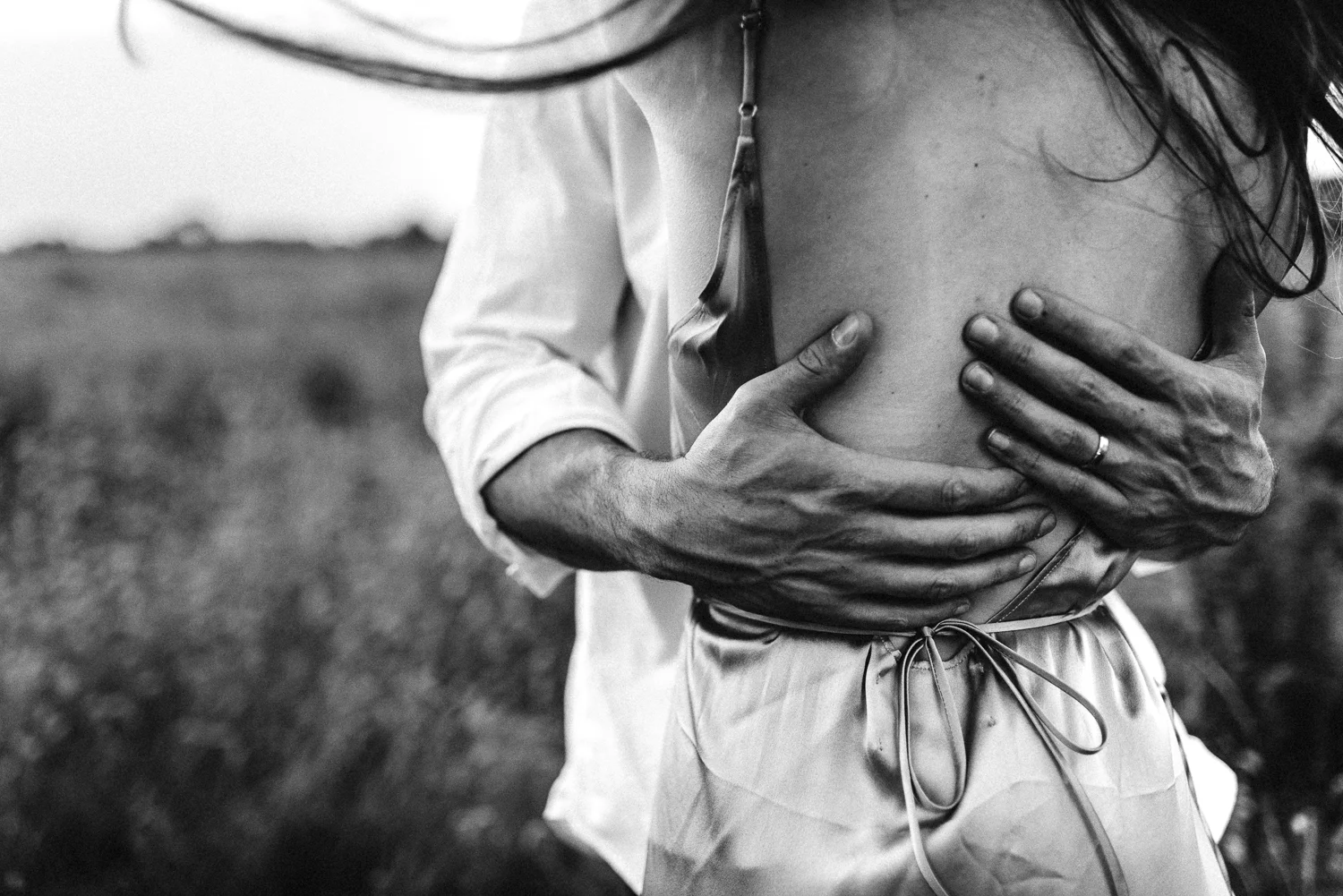 couples-session-details-field-hands.jpg