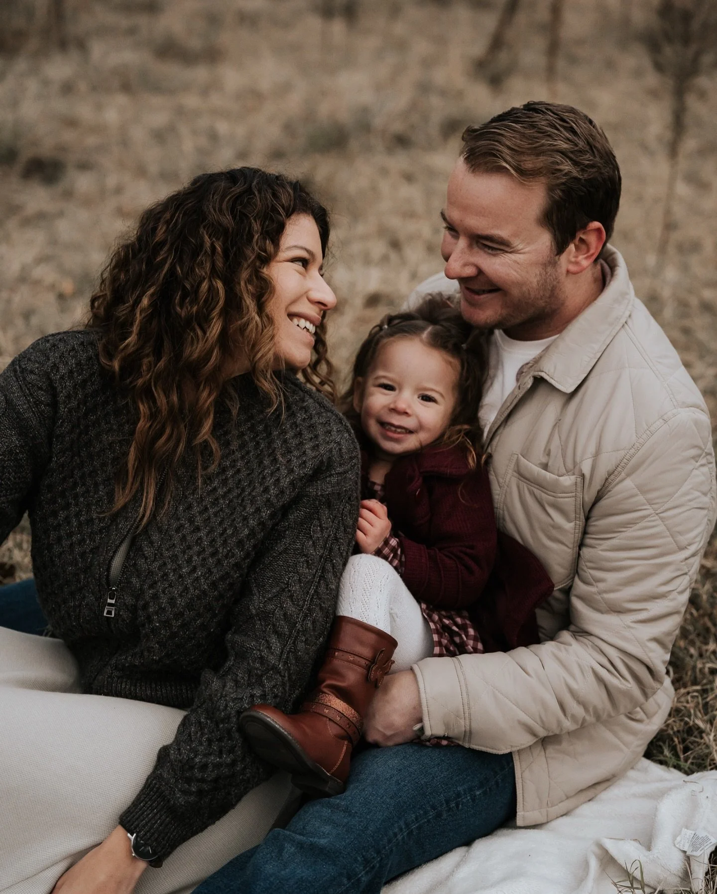 This session was freezing. Like your-fingers-go-numb freezing.
But with extra layers, extra closeness, and everyone leaning in just a little more, we created something cozy and full of warmth.
I love photographing families exactly as they are, even w