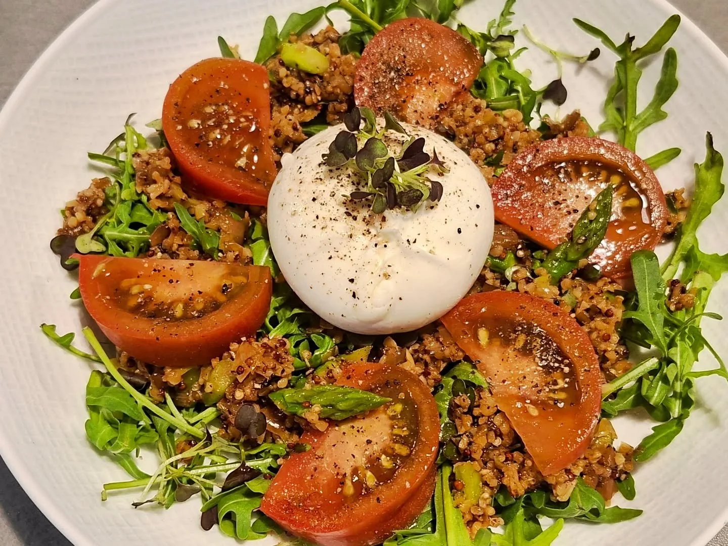 Buffalo Burrata, Heirloom Tomatoes, Over Roquette, With Crispy Quinoa, &amp; Asparagus 

Perfectly Seasoned &amp; Served With Citrus Vinegarette 

New Main Course Salad Option 🔪

#france #chateauchef #chefericleclere #privatechef #fire