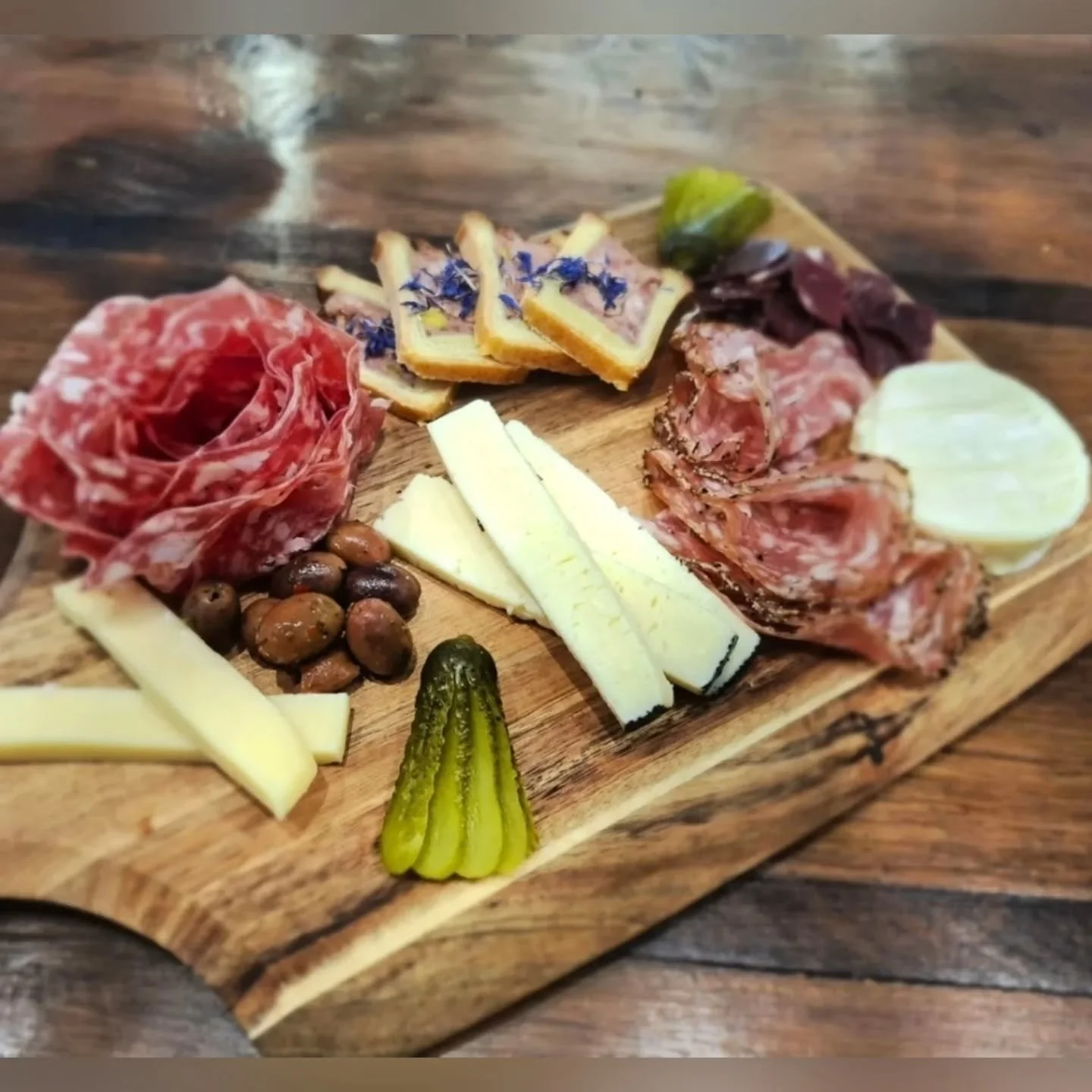 Tastings with YOUR custom menu 🔪

Individual Charcuterie Boards 
Giant Spicy Shrimp 
Truffle Orzo 
Mushroom Arancini 
Braised Lamb Shank 
Our Famous Lyonnaise Potato Stack 
Our Classic Filet Mignon de B&oelig;uf avec jus 
The Boneless Skinless Chick