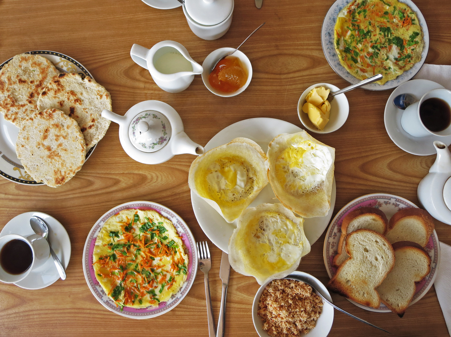 Ceylon tea, omelette, hoppers, roti, coconut sambol and so much goodness!