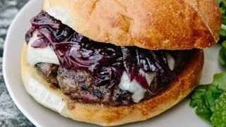 Carne de res y una mermelada de cebolla.