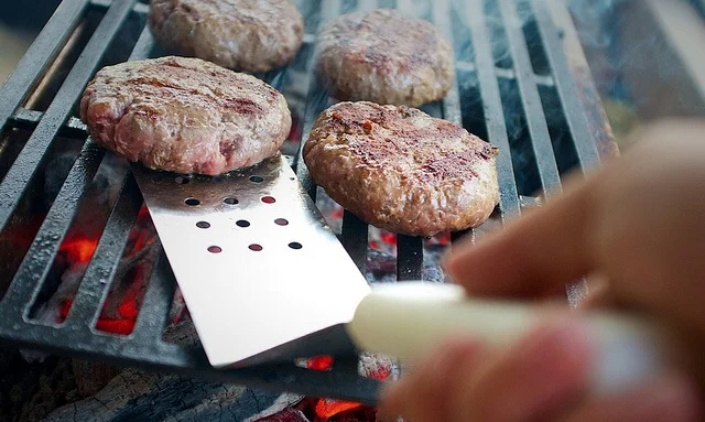 Deja que el carbón llegue a su punto más caliente y espérate unos minutos antes de poner la carne a las brazas. 