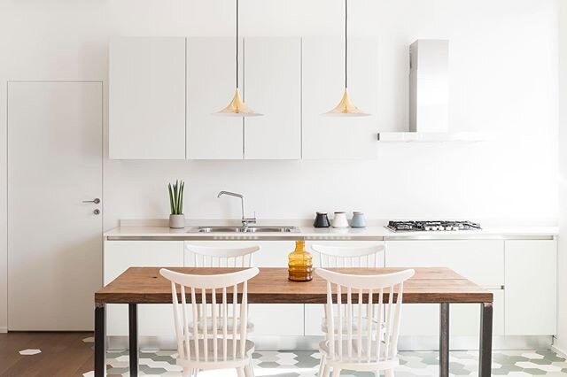 Light and bright kitchen, like today&rsquo;s Milanese sky ☀️ .
.
.
📸 @federicovillastudio