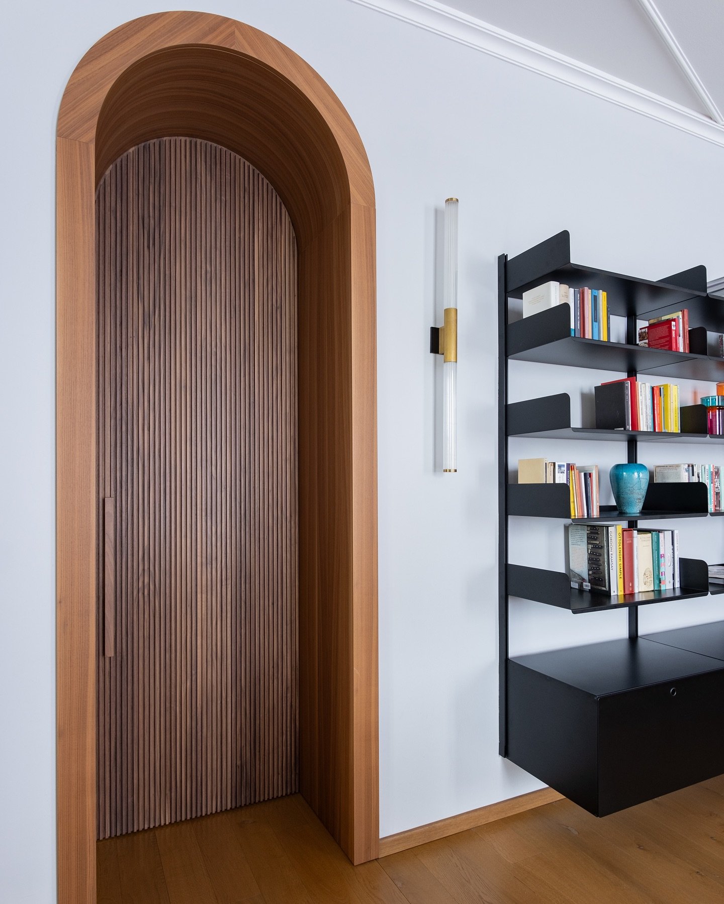 The warmth of Canaletto walnut brings a cozy, inviting feel to the space. Here with the touch of a ribbed door.

📸 @martinasantimonephotography 

#dxparchitetti #InteriorWarmth #CanalettoWalnut #invitingspaces