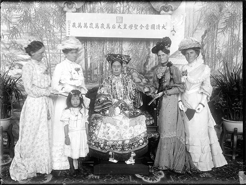 Empress Dowager Cixi with foreign envoys’ wives in the Hall of Happiness and Longevity (Leshou tang) in the Garden of Nurturing Harmony (Yihe yuan). Photographed by Yu Xunling (1874–1943), Guangxu period, 1903–05, print from glass-plate negative, Fr…