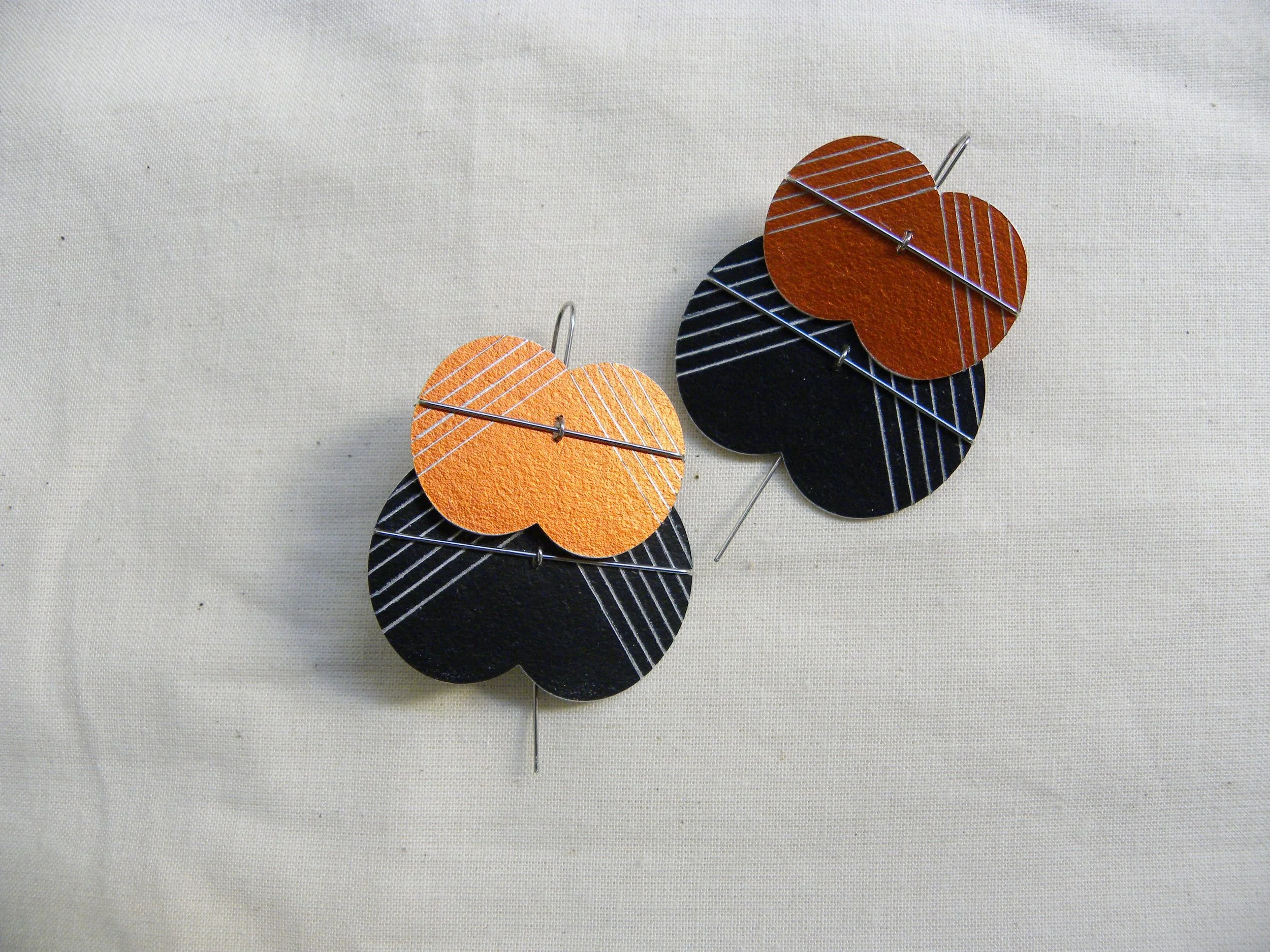 江枚芳／就是躍美麗(耳針式耳環)－橘與黑