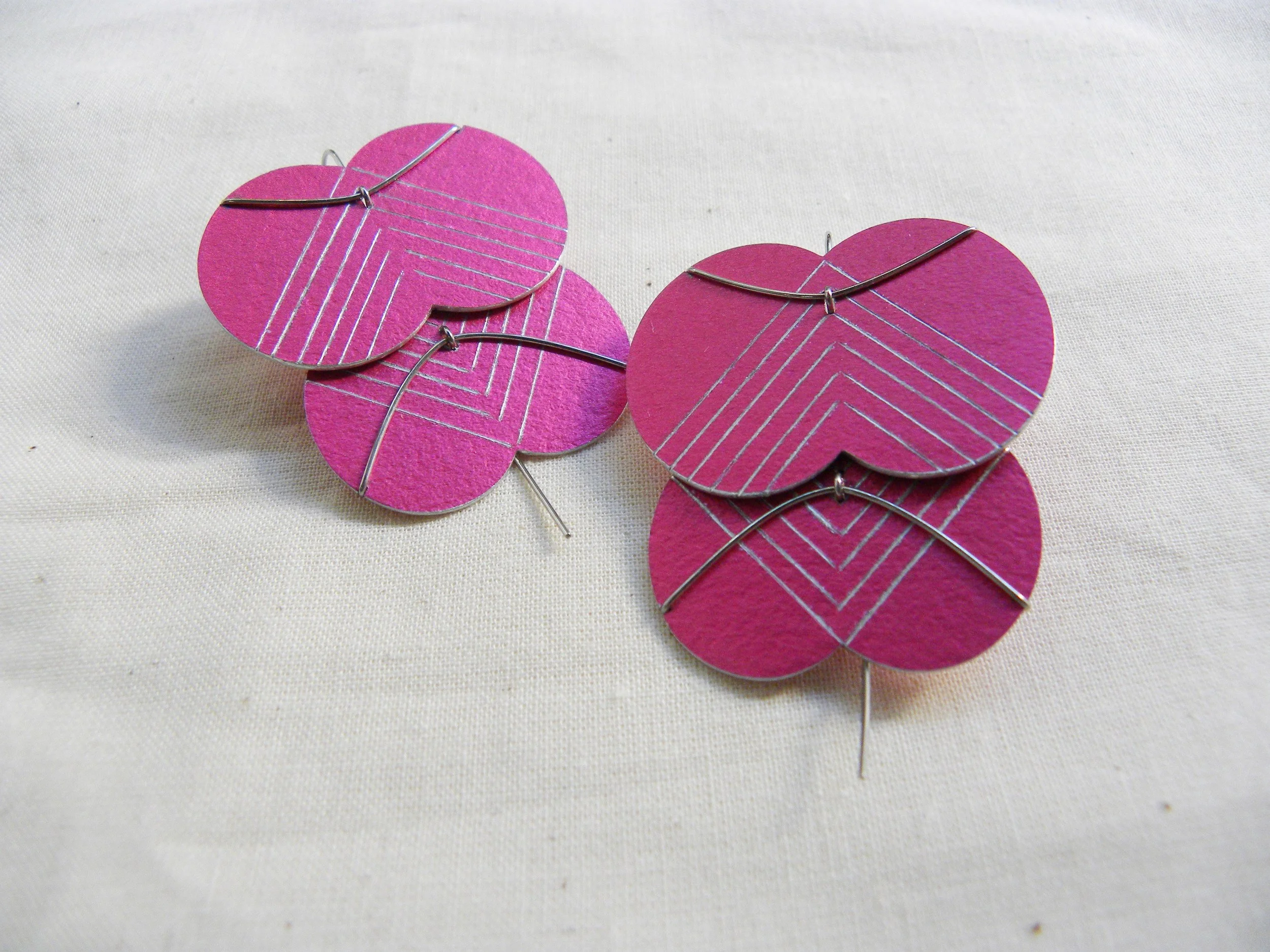 江枚芳／就是躍美麗(耳針式耳環)－桃紅