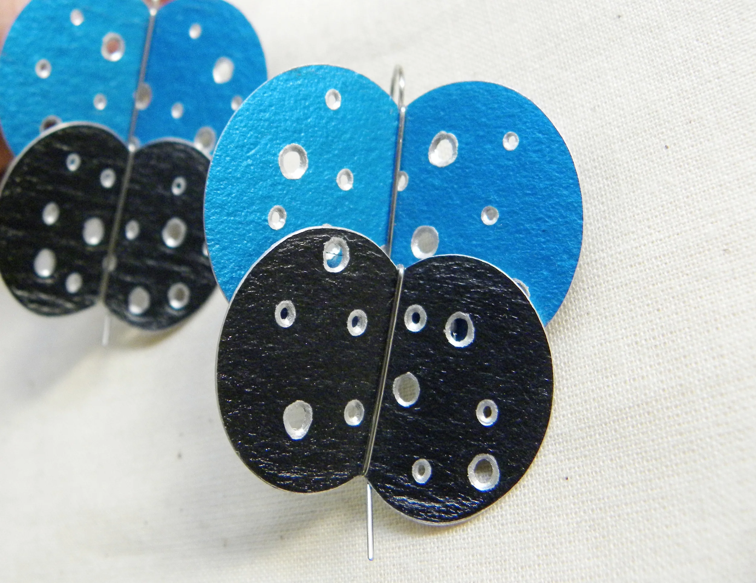 江枚芳／就是躍美麗(耳針式耳環)－藍與黑