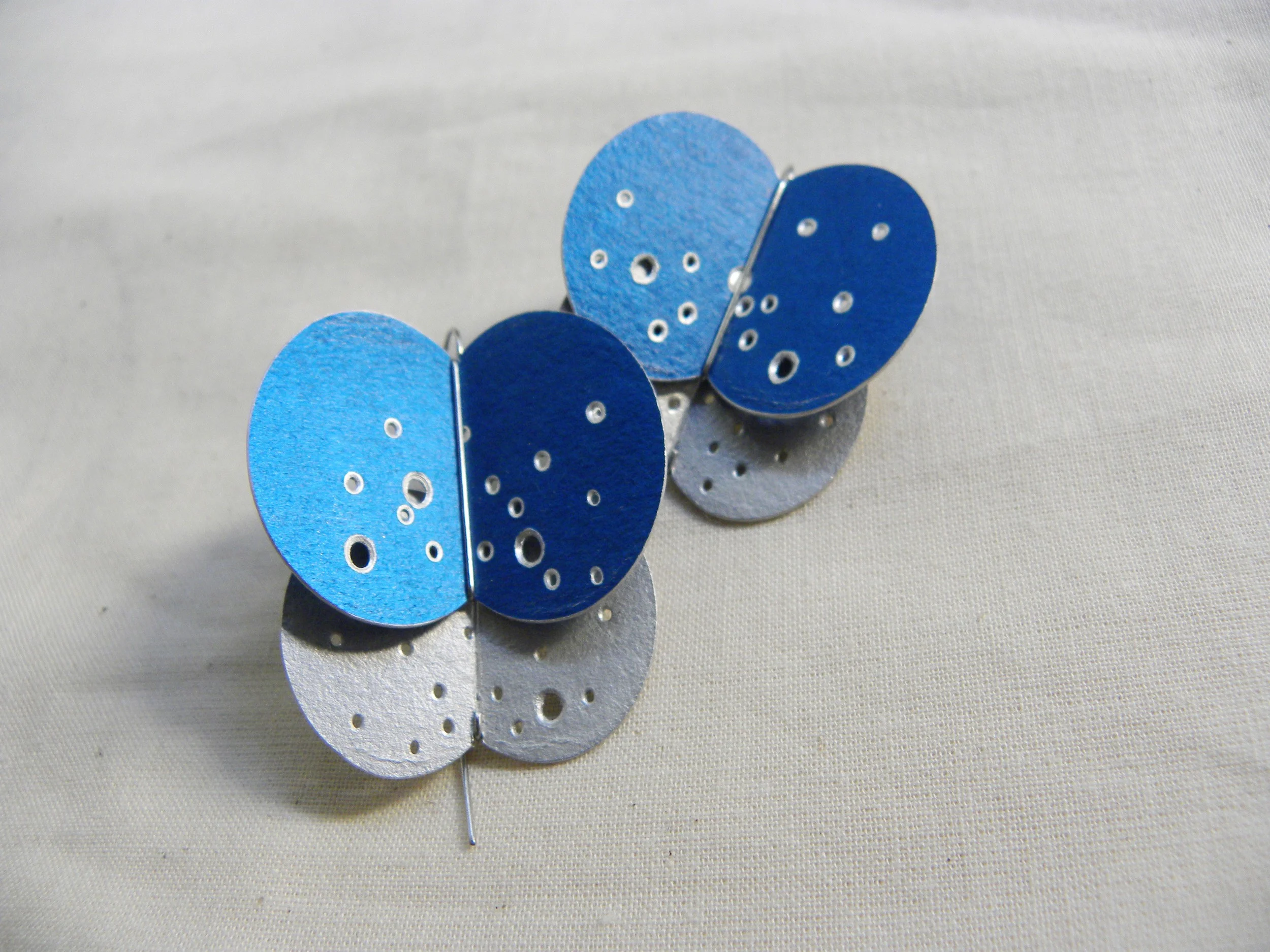 江枚芳／就是躍美麗(耳針式耳環)－藍與白