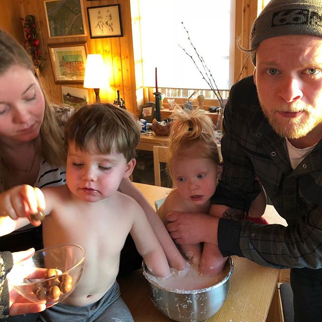 Lifecasting my Brother and his little Family at Christmas! Had to feed the Kids Chocolates to keep them happy! 🍫 @gudnikristjansson #lifecasting #alginate #plaster #familytime #christmaspresent #qualitytime #kidscantstaystill #plastercasts #moulding
