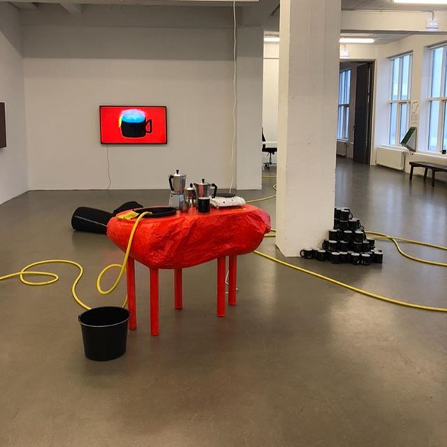 ☕️ Took a short trip to #Iceland ✈️ to put on this exhibition with @laumulistasamsteypan at @nylistasafnid 
#koddikaffi #coffee #coffebreak #exhibition #coffecup #gult #rautt #yellow #red #black #custommadeart #propmaker #beanbags