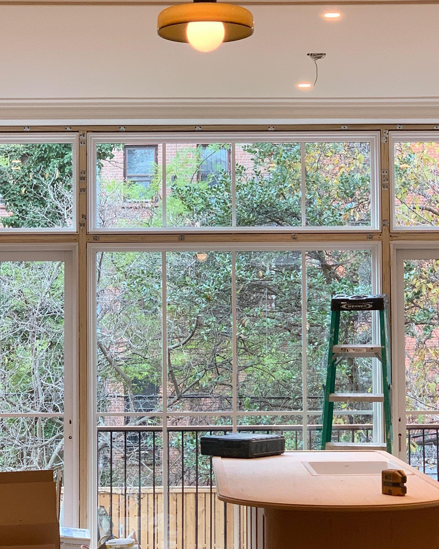 28 weeks later ! #windows 
More images of the project in process in stories
.
.
.
.
.
.
.
.
.
.
.

#kitchenview #insideoutside #roomwithaview #brick #windowwall #gardendesign #pendantlights #interiordesign #renovation #brooklyntownhouse #brooklyndesi