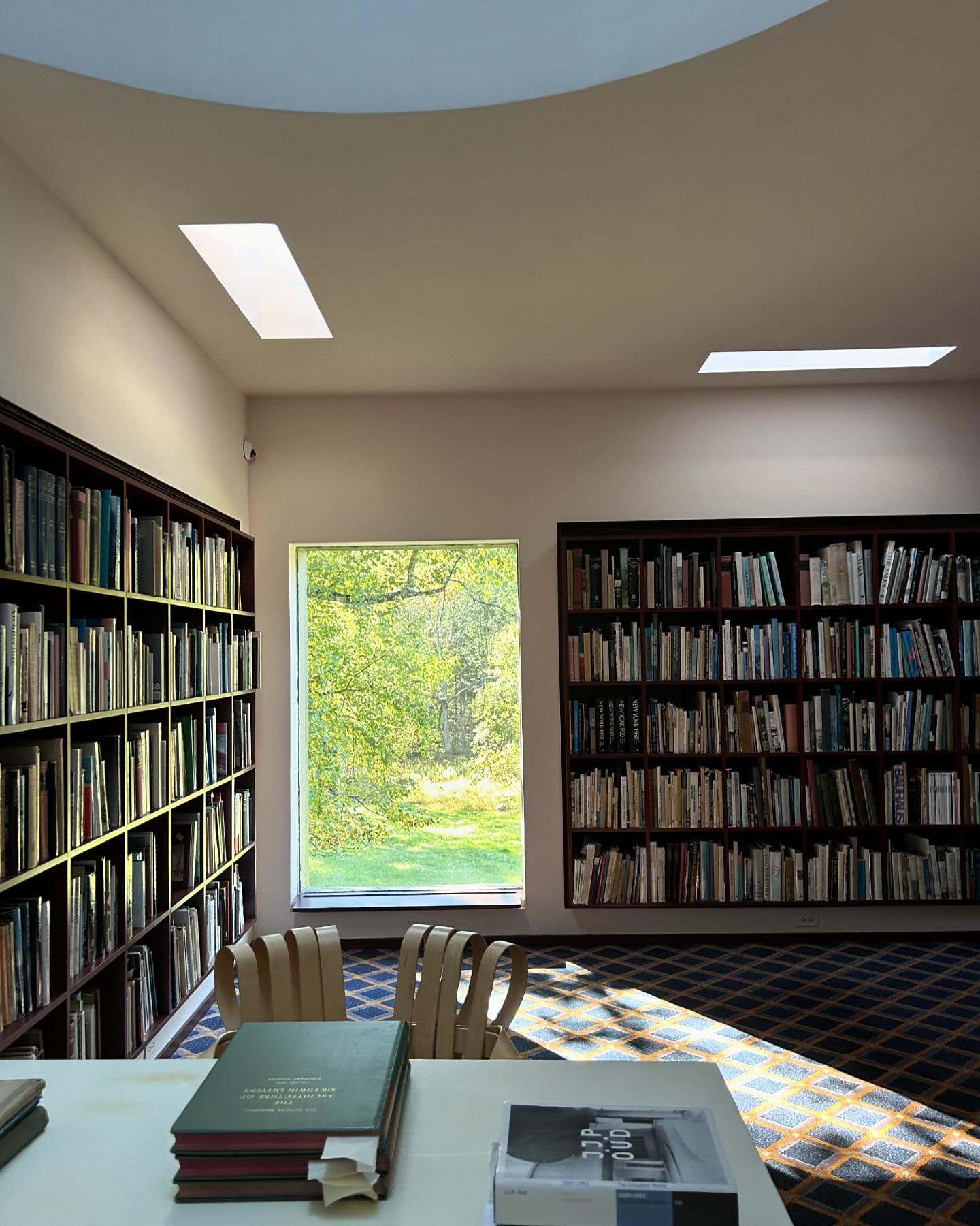 Beautifully diffused light and details in #philipjohnson &lsquo;s studio and library, part of the iconic @theglasshouse_newcanaan estate that is now owned by the National Trust for Historic Preservation @savingplaces 

#savingplaces #architecture #de