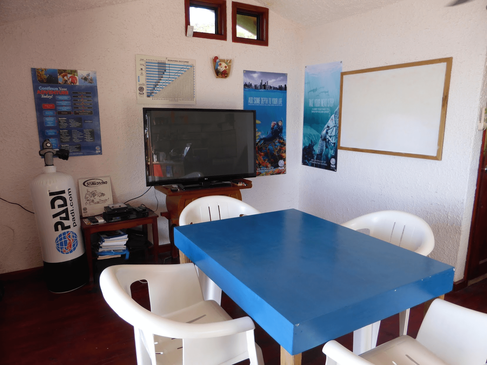 Roatan Divers classroom.png