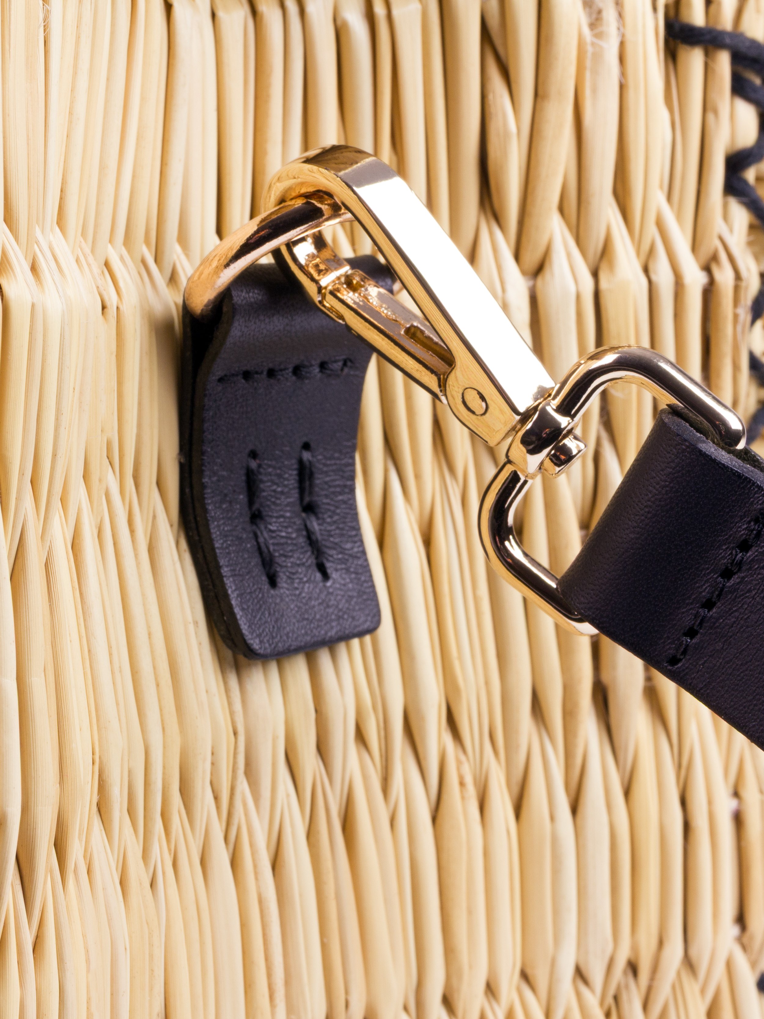 Black-Lurdes-XS-detail-d-ring-adaptor.jpg
