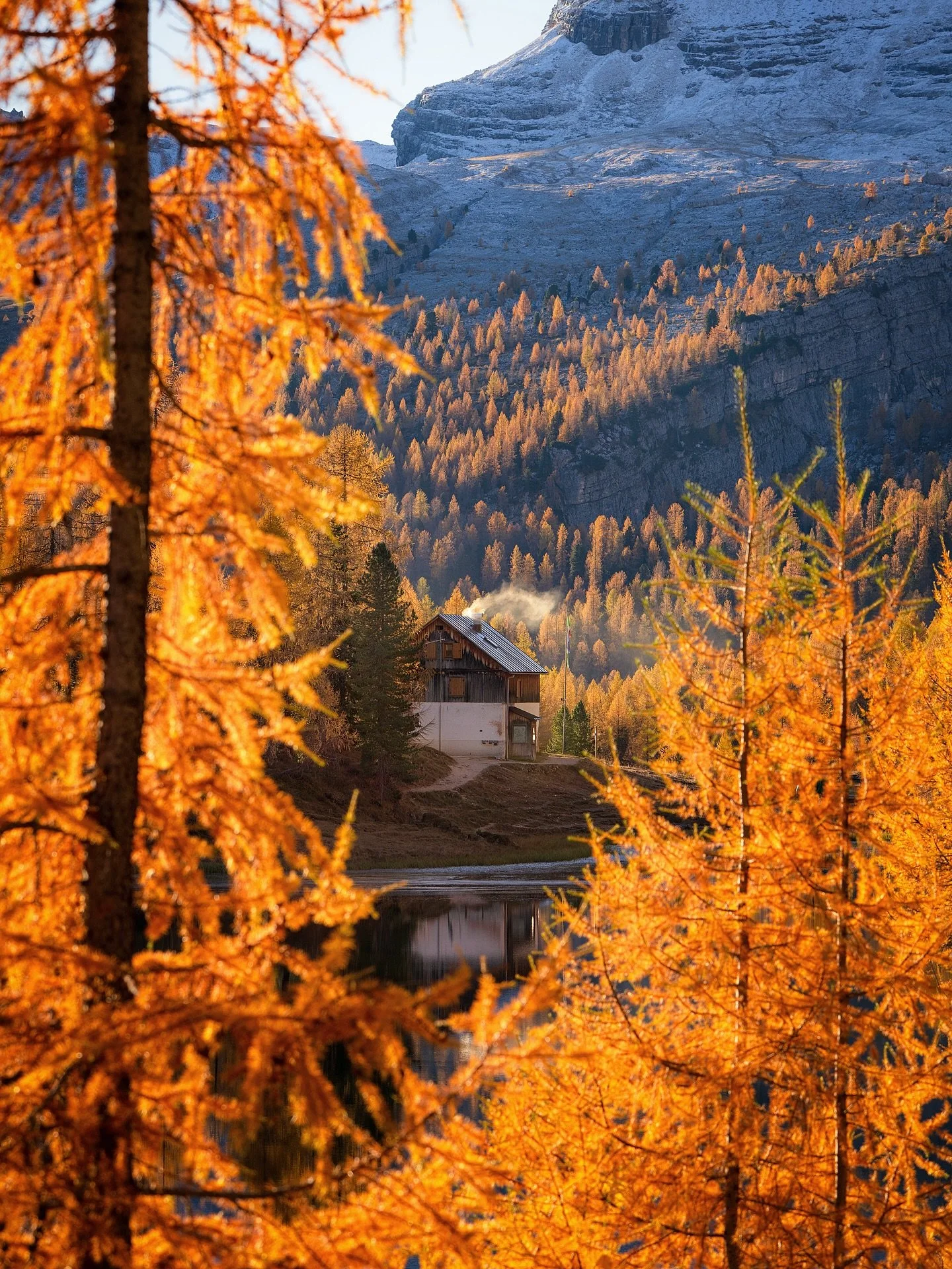 Views in the Dolomites. 🏠⛰️

📸 @sonyalpha 
⭕️ @mavenfilters 

#dolomiti 
#autumn 
#fallcolors
#sonyimages