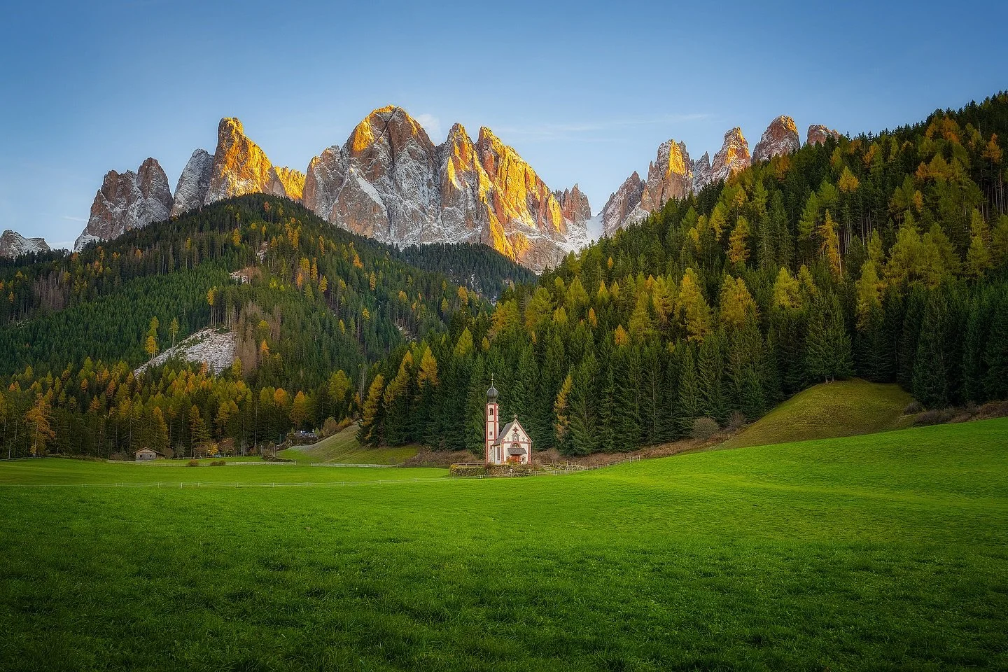 Church of St. John ⛪️⛰️
Dolomiti, Italia. 

Beautiful sunset in the mountains. @sky_trotter 

📸 @sonyalpha 
⭕️ @mavenfilters 

#dolomiti
#italia
#sonyimages
#fallcolors
#autumn