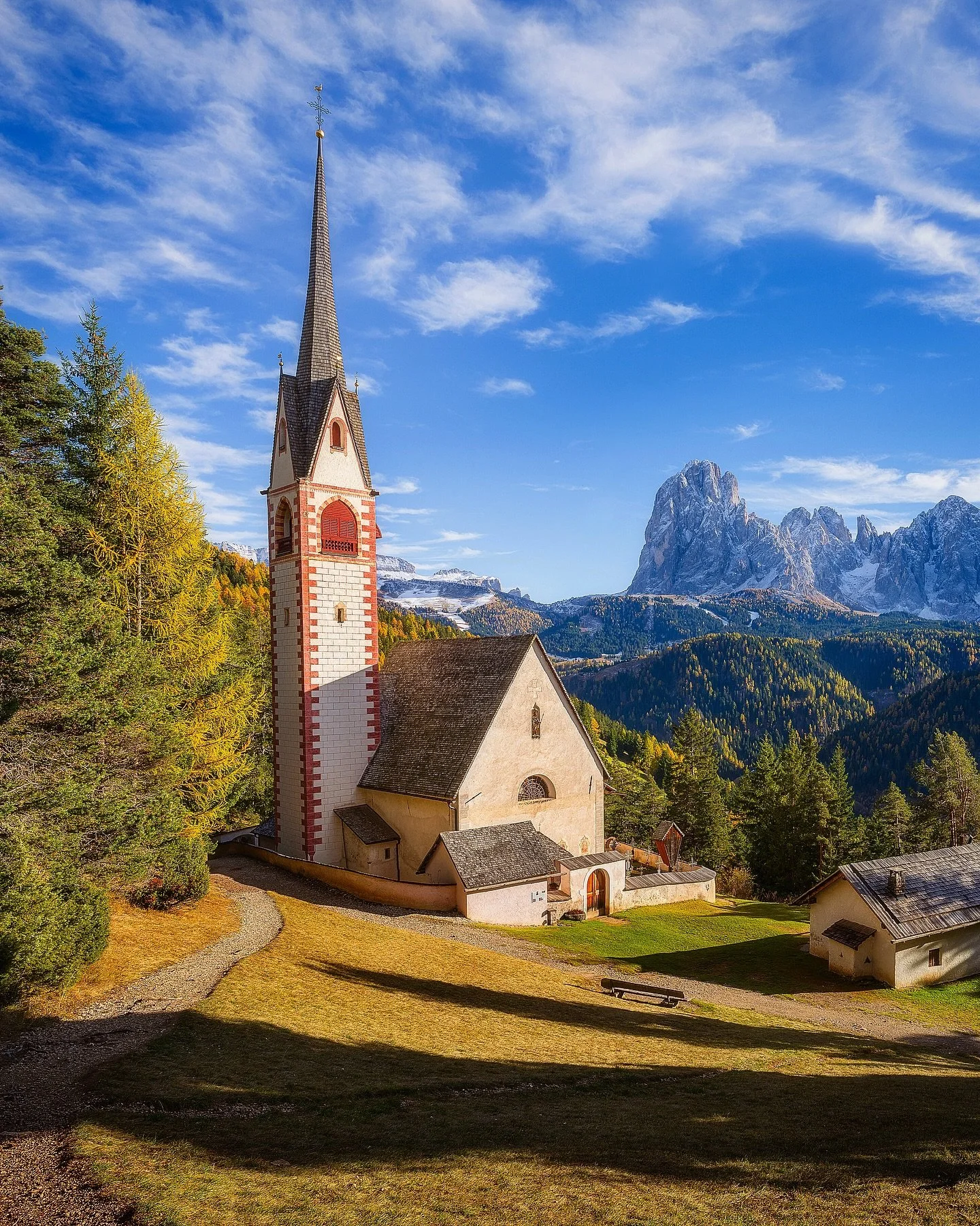 St. Jacob ⛪️⛰️

Churches of the Dolomites. 
@sky_trotter 

📸 @sonyalpha 
⭕️ @mavenfilters 

#dolomiti
#italy
#fallcolors
#mavenfilters
dolomites