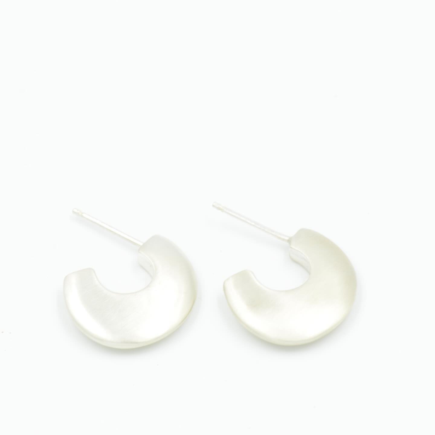 Hey there, Instagram fam! 🌟 Say hello to &ldquo;Nilla&rdquo; - the stunning solid Sterling Silver Hoop Earring you absolutely need in your collection! 💫 
Experience the perfect balance of elegance and substance with these hoops that exude a sense o