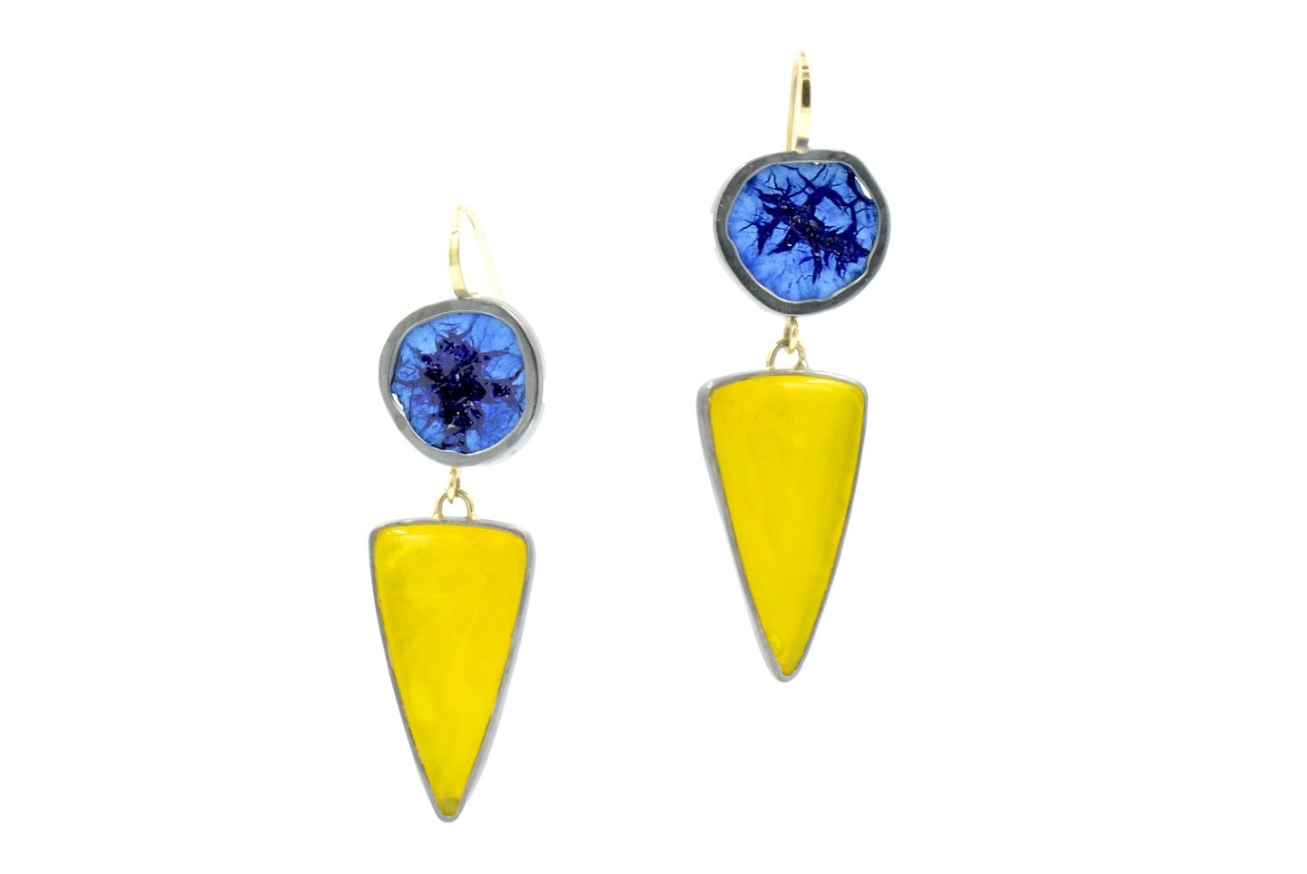 &ldquo;Endless Fields of Freedom&rdquo;

Our new small batch of one of a kind dangle earrings are now available online.  Find them at zetaleonis.com

Featuring here: Azurite Geodes with Yellow Rosarita. They are set on oxidized Sterling silver with 1