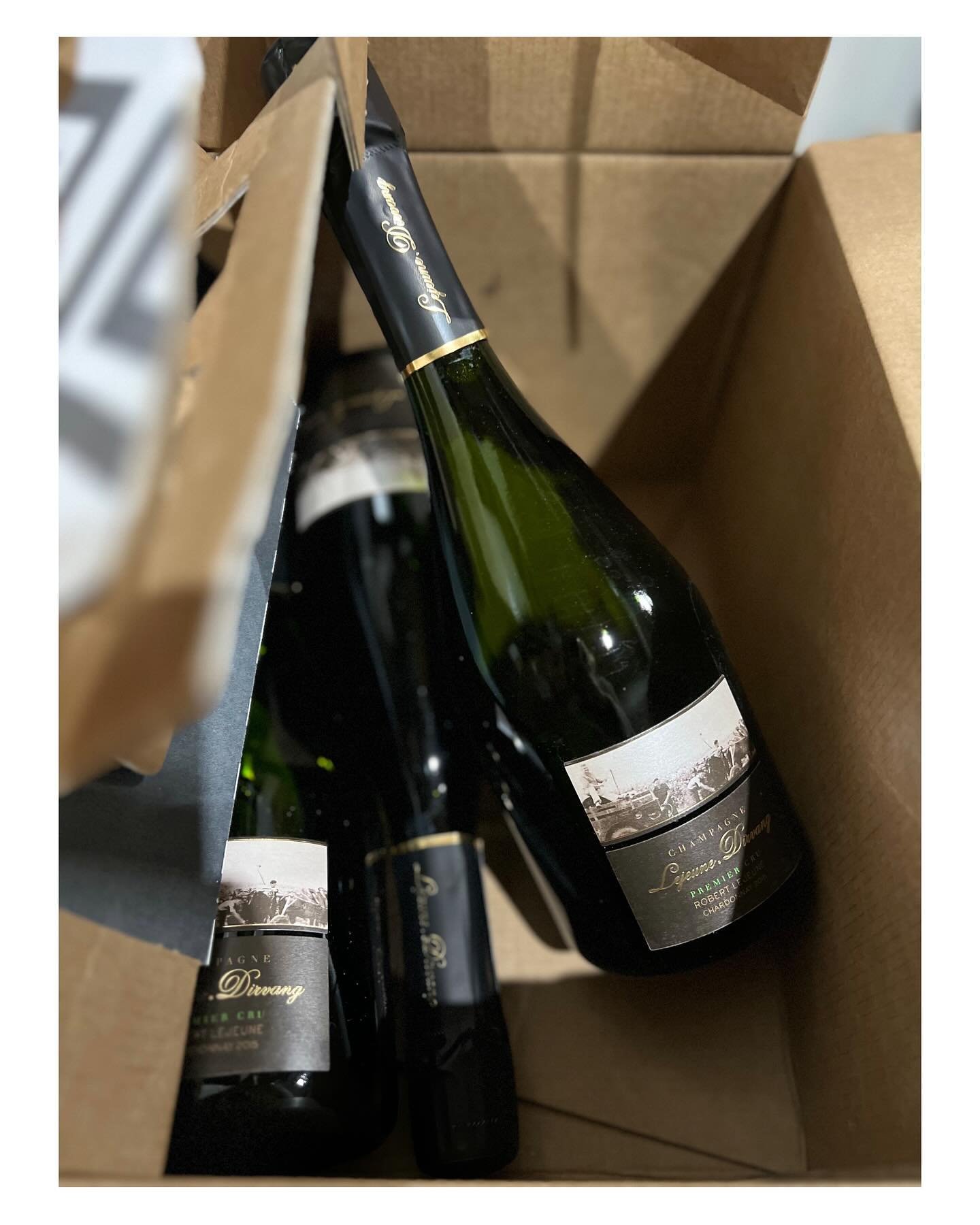 Bonjour aus unserem Aux Bulles Champagner Lager wo die letzten M&auml;rz/April Flaschen in Ruhe und K&uuml;hle auf ihren Versand warten (und unsere Aux Bulles Boxen f&uuml;r die Mai/Juni Edition vorgepackt werden) 🥂🍾📦
#auxbulles #champagner #champ