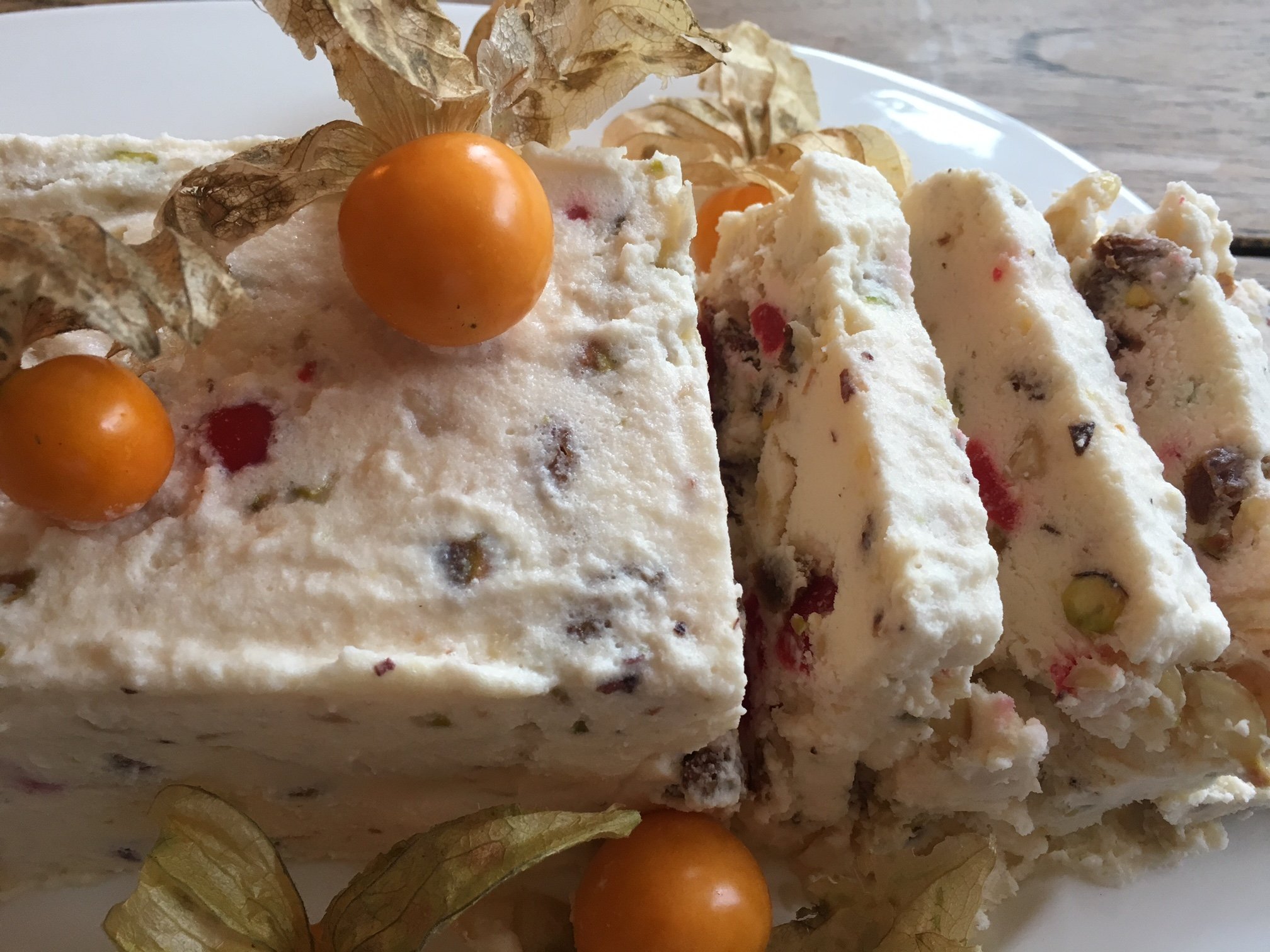 Nougat de Noel mit Physalis