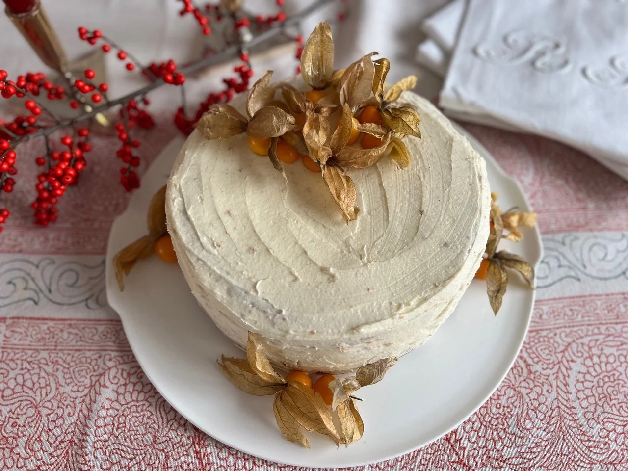 Weihnachtlich dekorierter Biskuit Kuchen mit Buttercreme und Physalis