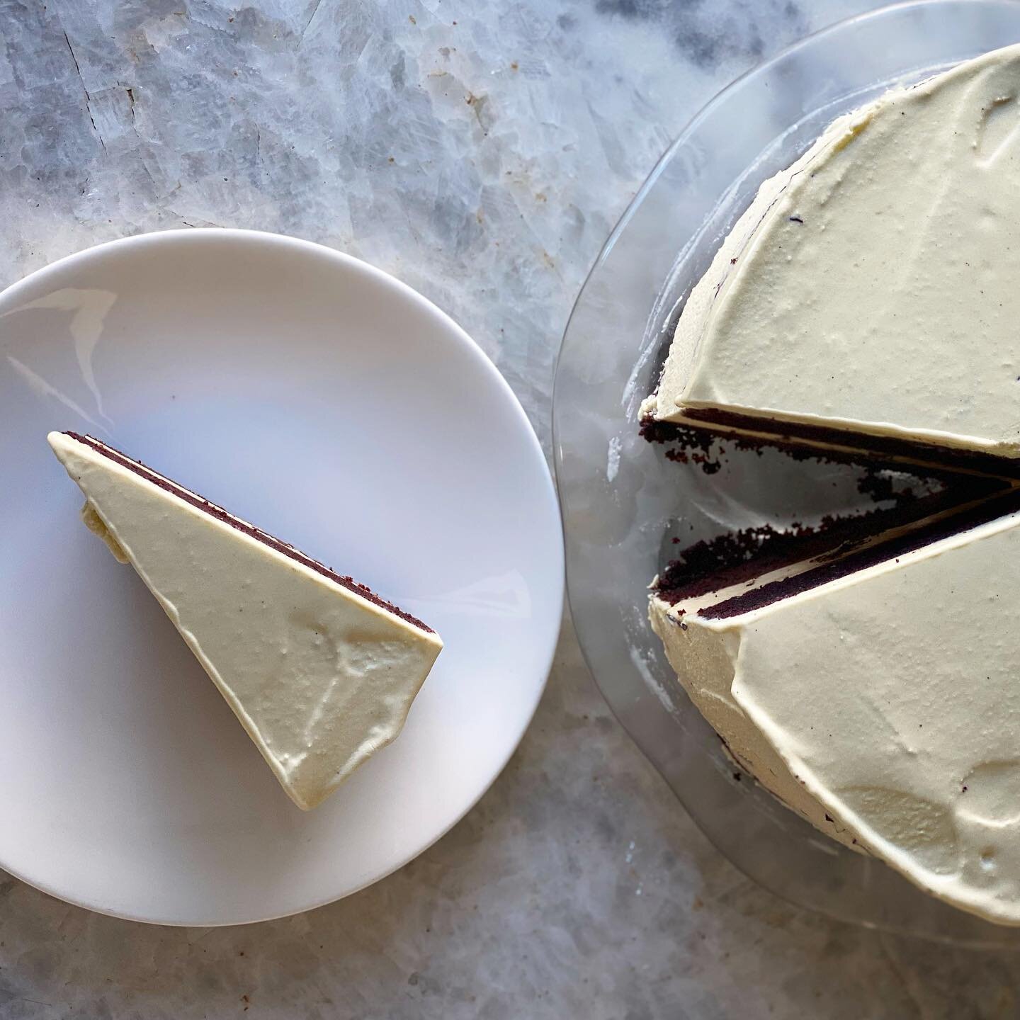 An 85 degree Saturday ☀️ in January calls for homemade mint chocolate chip ice cream dream cake!! Inspired by this wacky weather and a dear friend @gracesongswaine in Korea who recently made it for her hub&rsquo;s bday 🍫🌱🍨