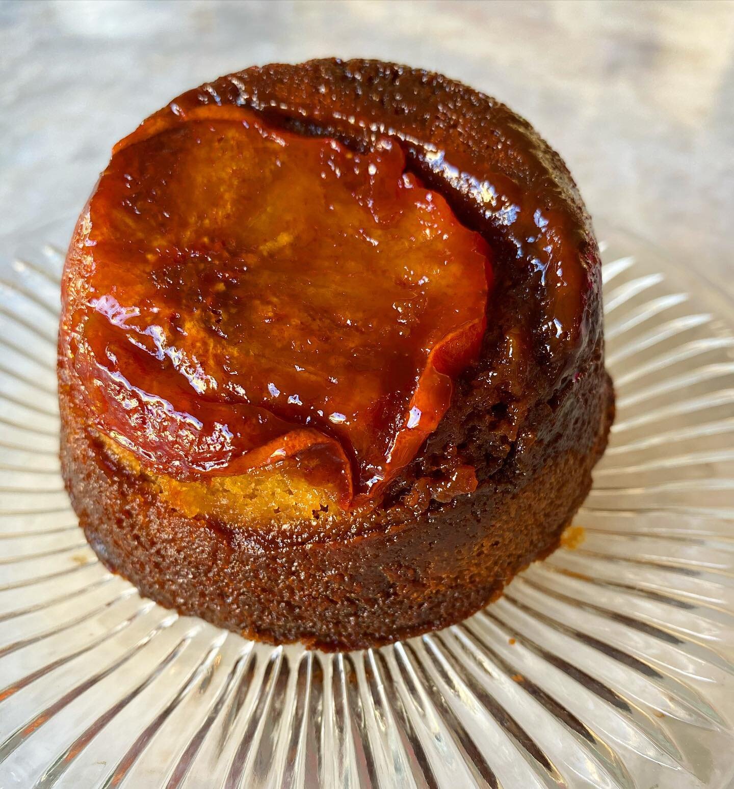 Backyards are overflowing with persimmons right now.  The ever enchanting @emureee 
gifted us with fuyu persimmons and we&rsquo;re passing on the love in the form of a persimmon butter cake baked in ginger espresso caramel #giftingseason🎁