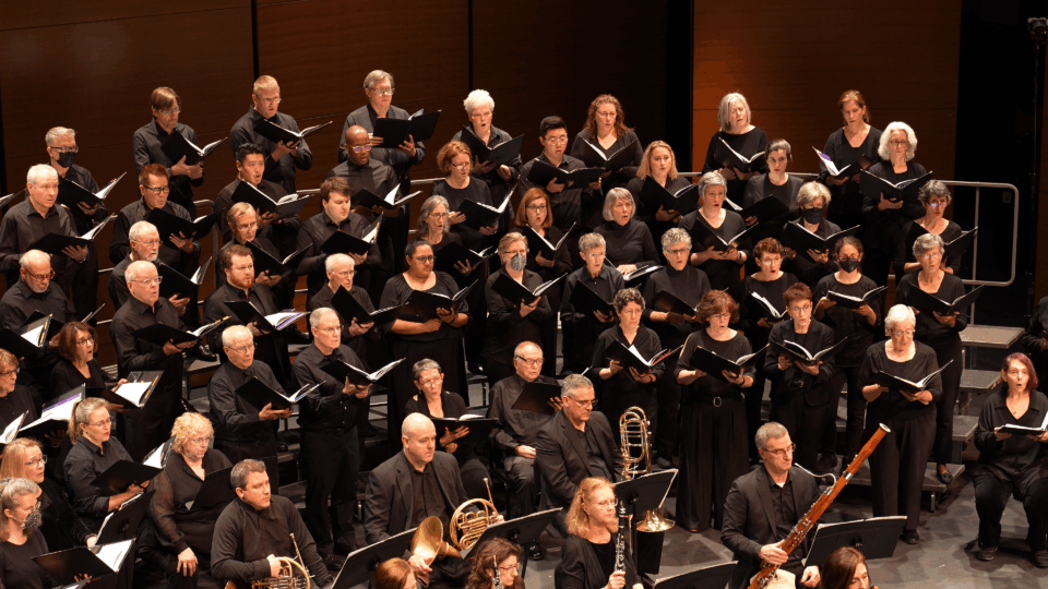Cantate singers perform with an orchestra.