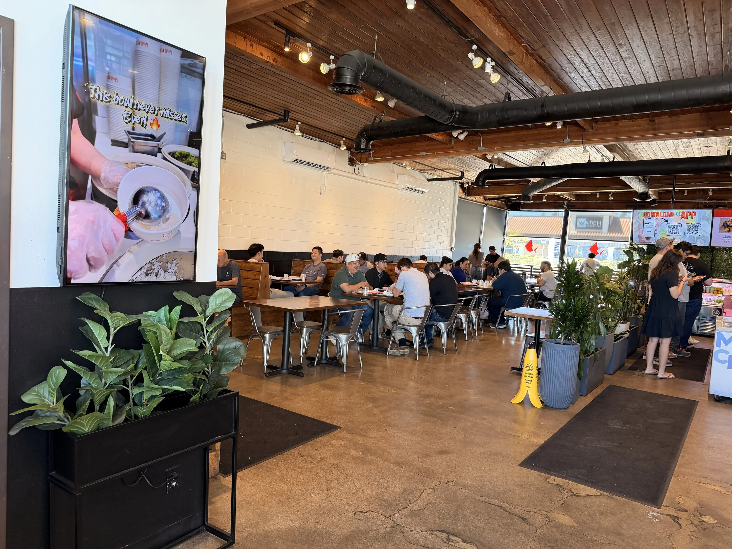 Uroko Poke Costa Mesa Full Store tables Sitting space .JPG