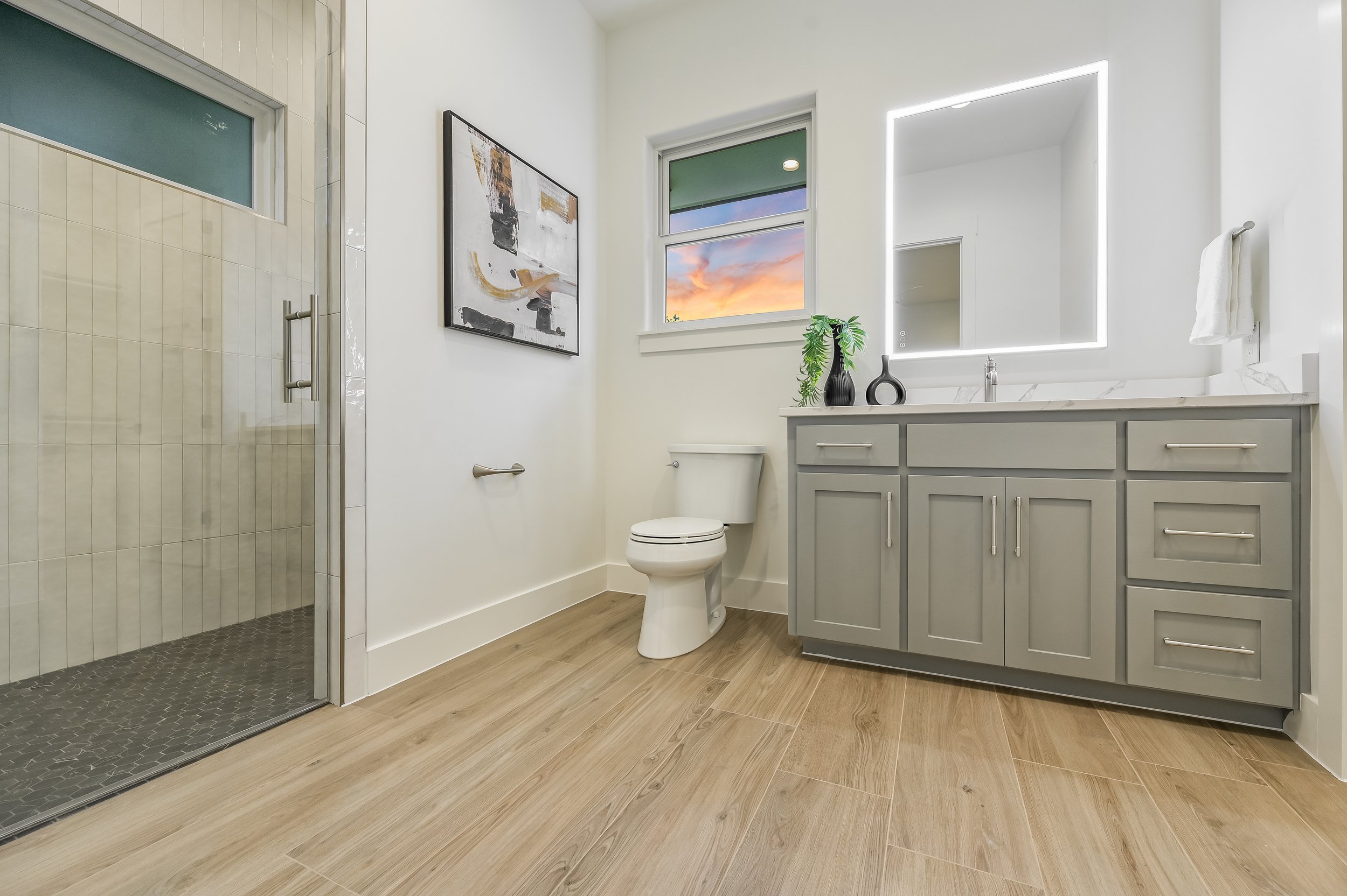 23-2nd Bathroom.jpg
