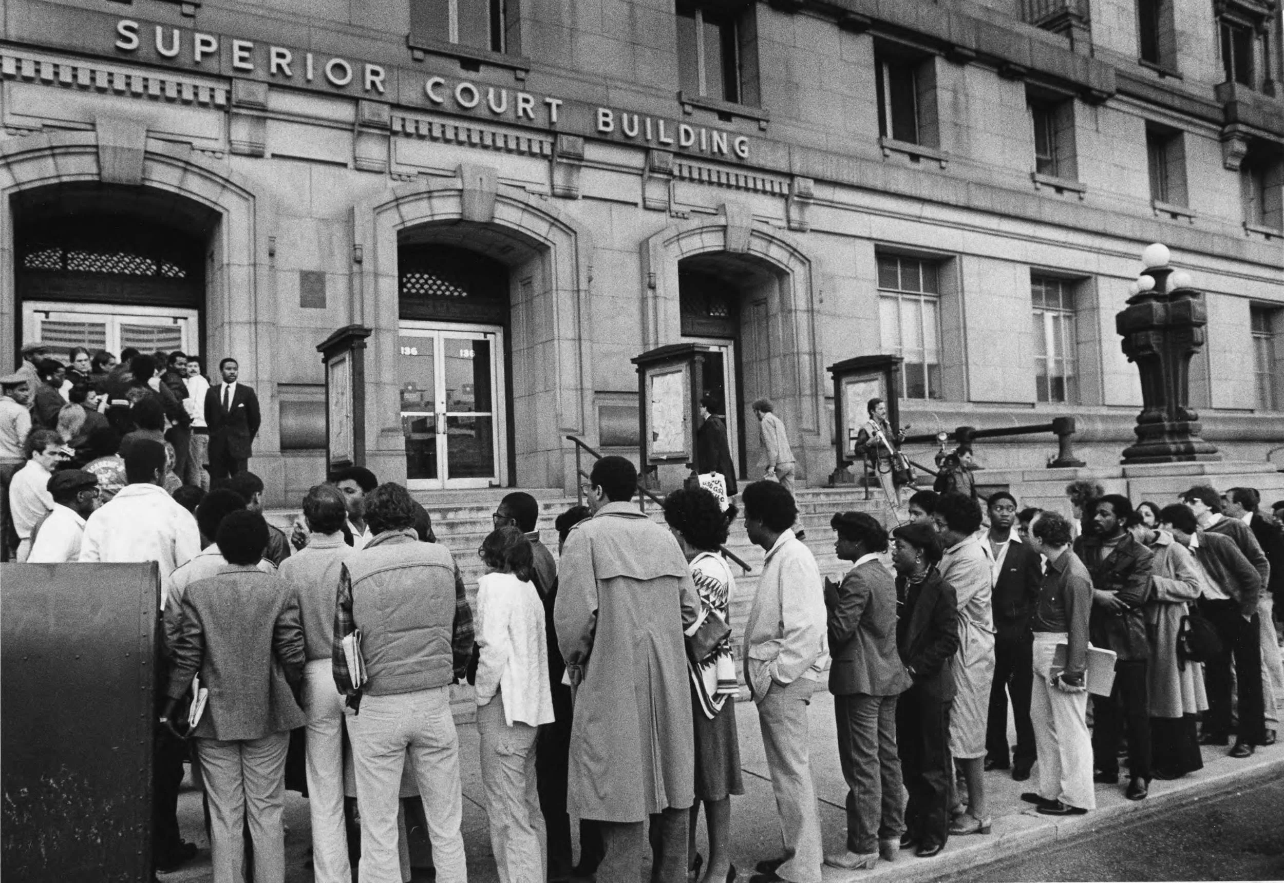 Crowds of people waiting to see Wayne Williams trial. Photograph by W. A. Bridges (1982 ) Atlanta Journal-Constitution Photographic Archives. Special Collections and Archives, Georgia State University Library.