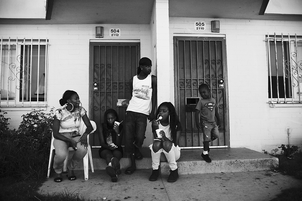 From left: Natarsha Blackmon, Shanell Blackmon, Darnell Jeffrey, Imani Earl and My’king Clayton sit outside the Blackmons’ home in Jordan Downs housing project. LA Times