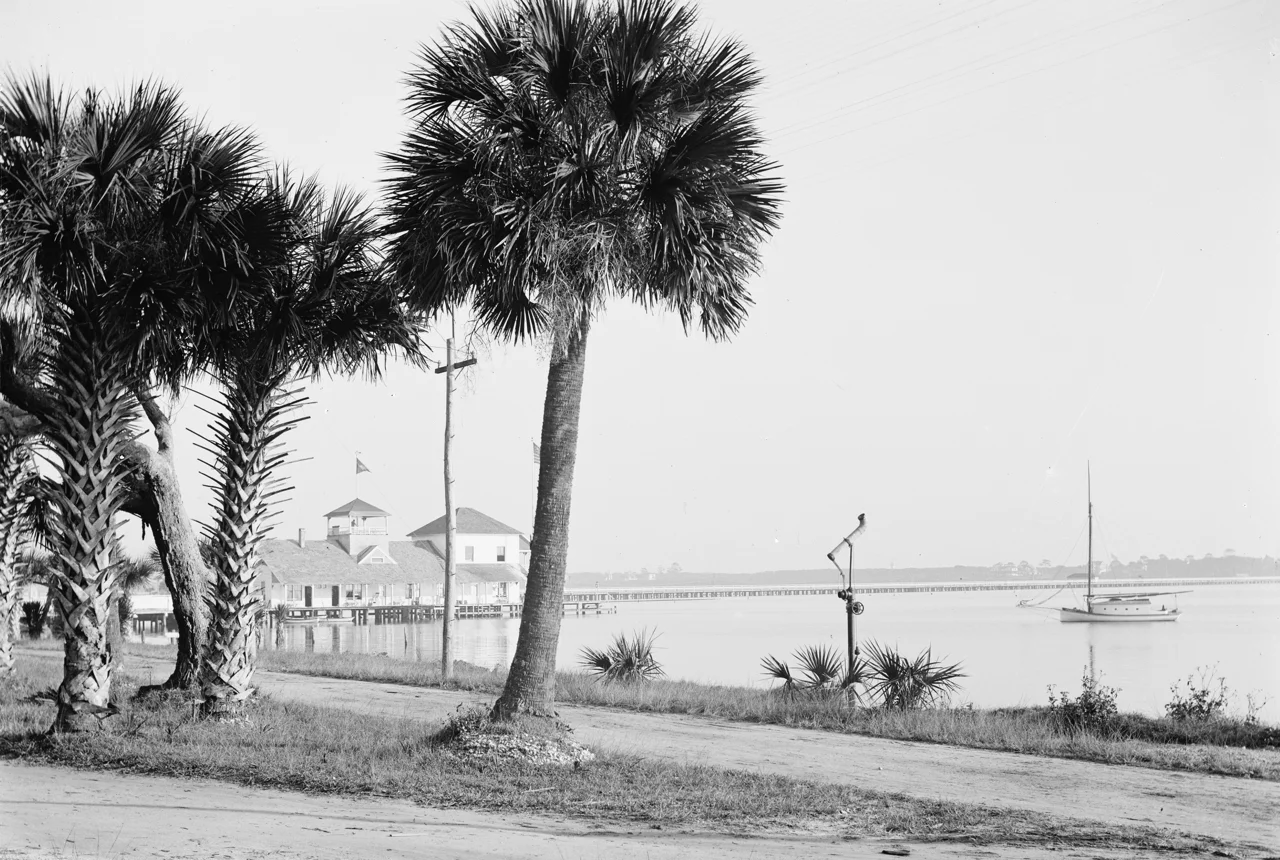 Photograph of the Halifax River Yacht Club and palms, Daytona Beach, Florida by Detroit Publishing Co (1900). Courtesy of the Library of Congress
