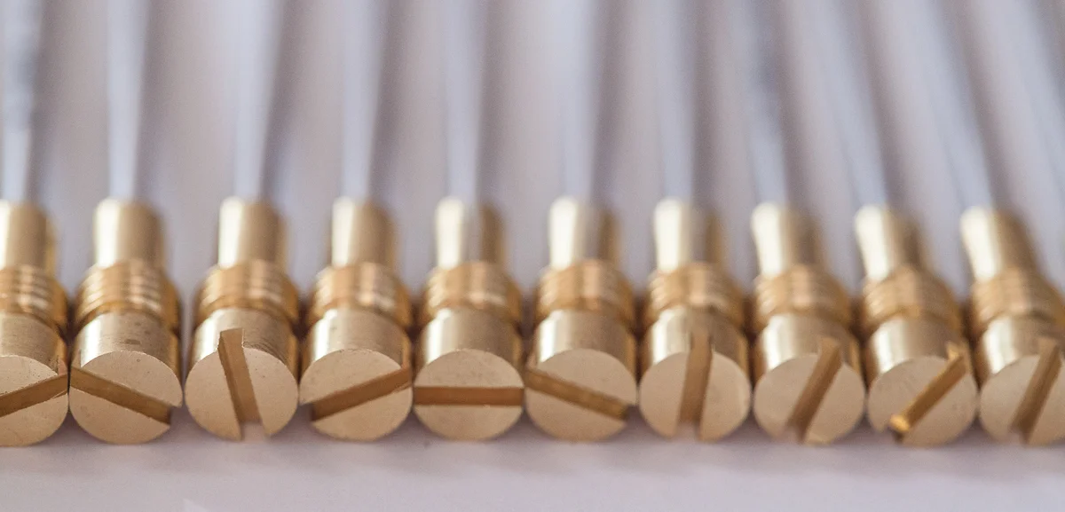 Detail photo of the EDC Ink X1 retention screws and OHTO ink refills installed.