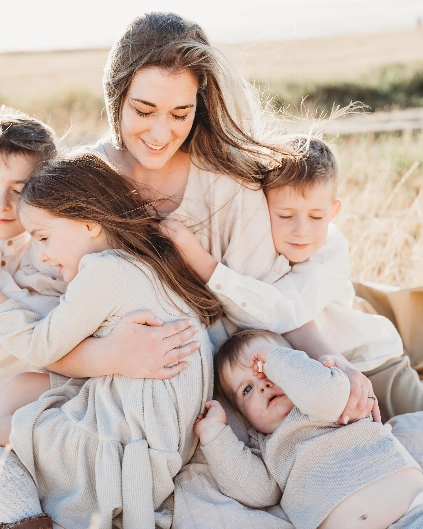 How have I not shared this session on my feed?? Still obsessed with the golden fields, the hugs, the loves, and this family ❤️