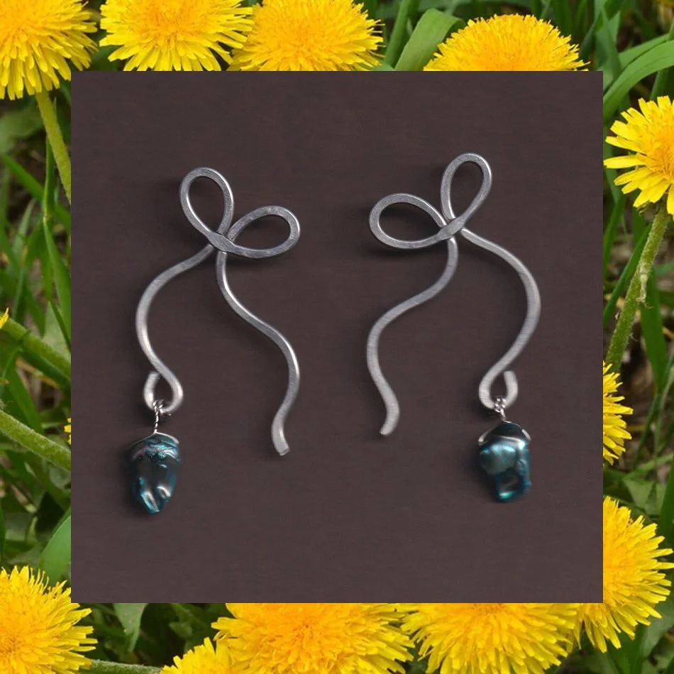 earrings_pearl_bow_oddblue.jpg